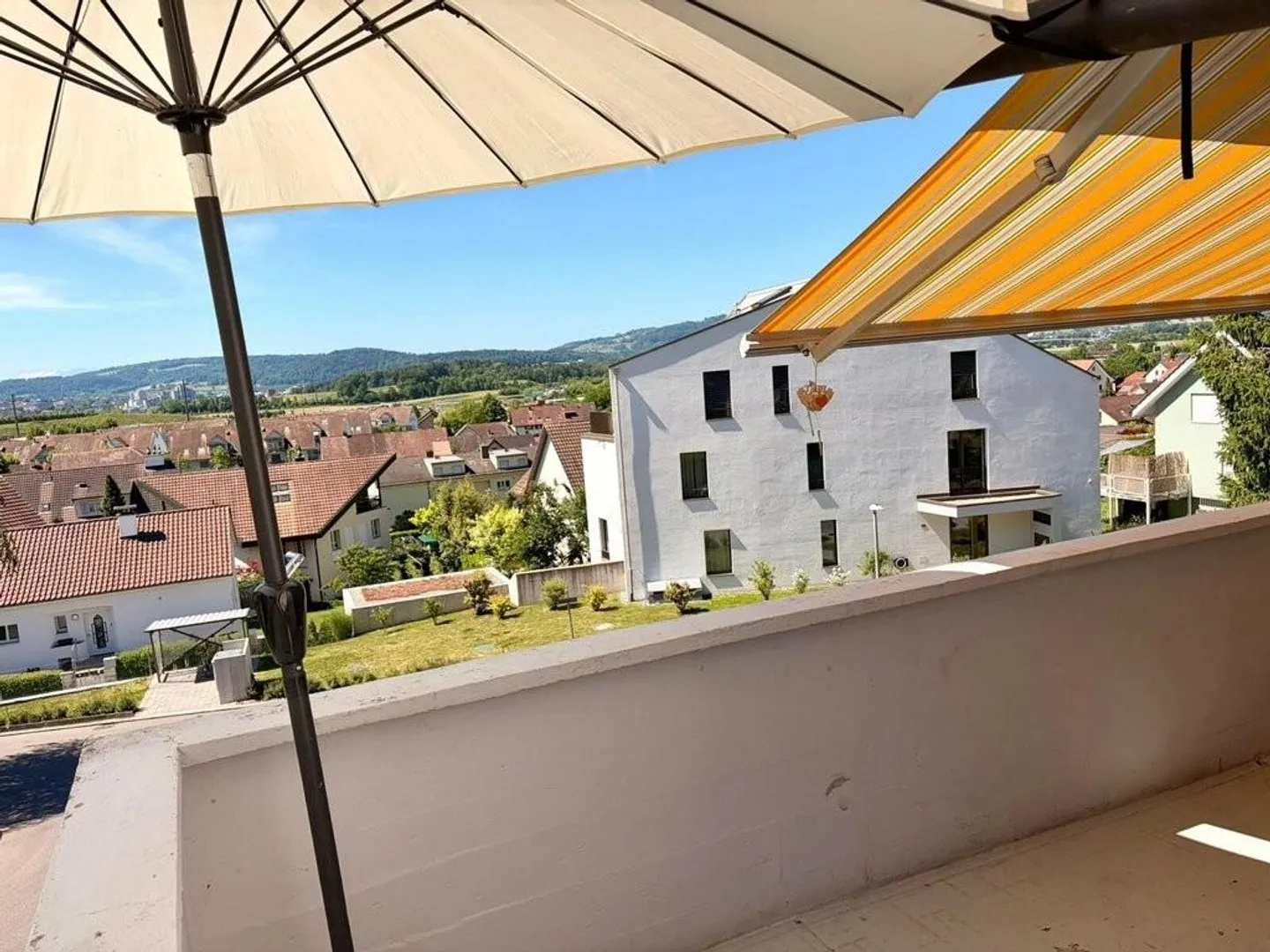 Charmante appartement de 4,5 pièces avec cheminée et balcon - Photo 7 sur 10