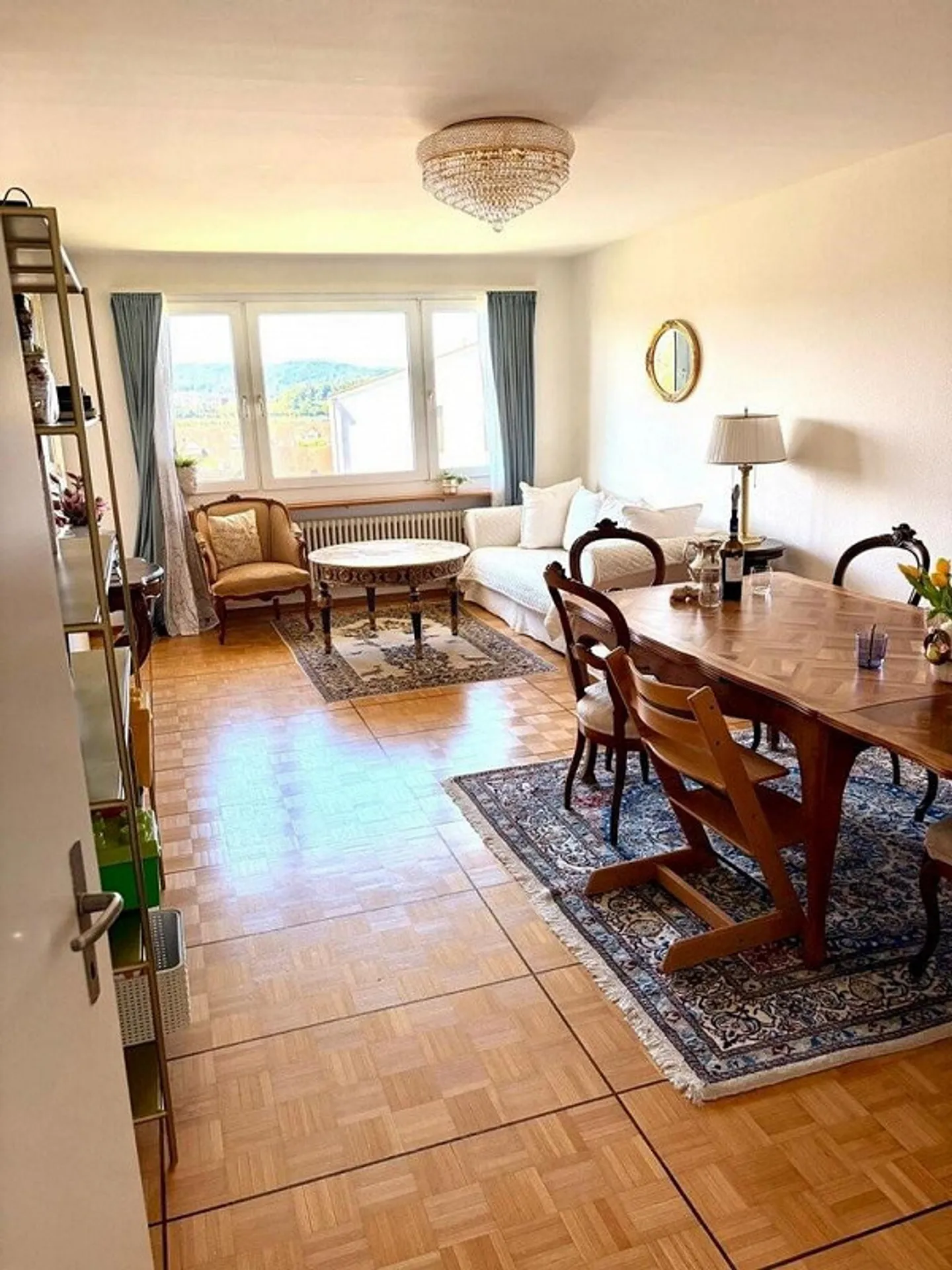 Charmante appartement de 4,5 pièces avec cheminée et balcon - Photo 2 sur 10