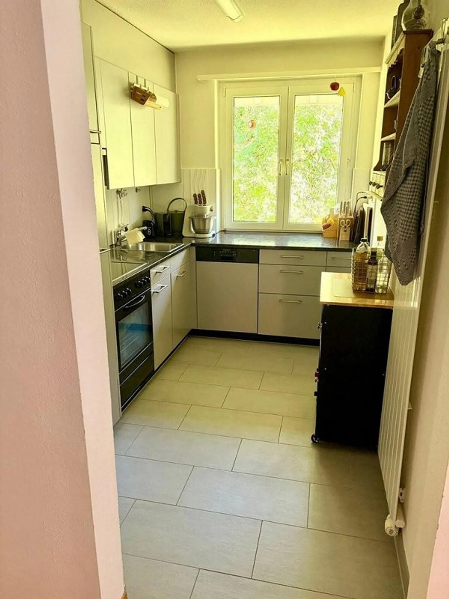 Charmante appartement de 4,5 pièces avec cheminée et balcon - Photo 4 sur 10