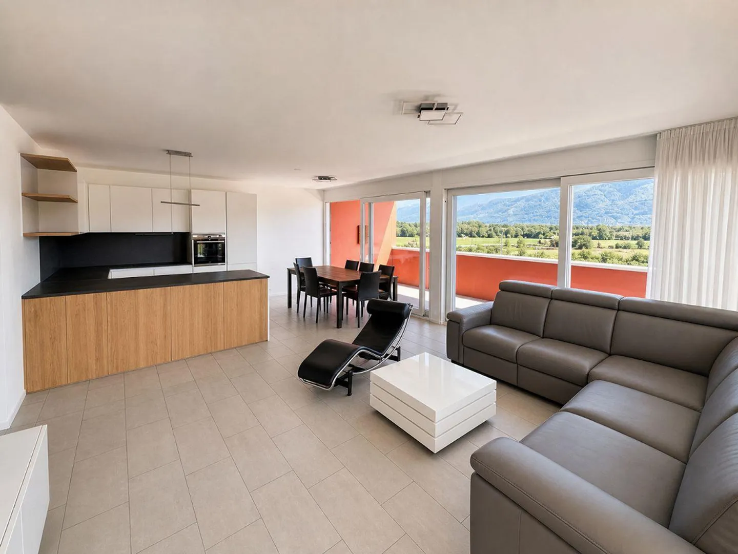 4,5-Zimmer-Wohnung mit Terrasse und 2 Stellplätzen in der Garage... - Foto 2 von 14