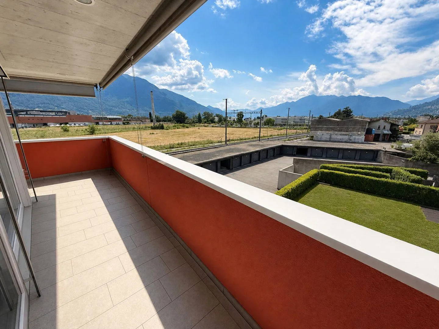 4,5-Zimmer-Wohnung mit Terrasse und 2 Stellplätzen in der Garage... - Foto 4 von 14