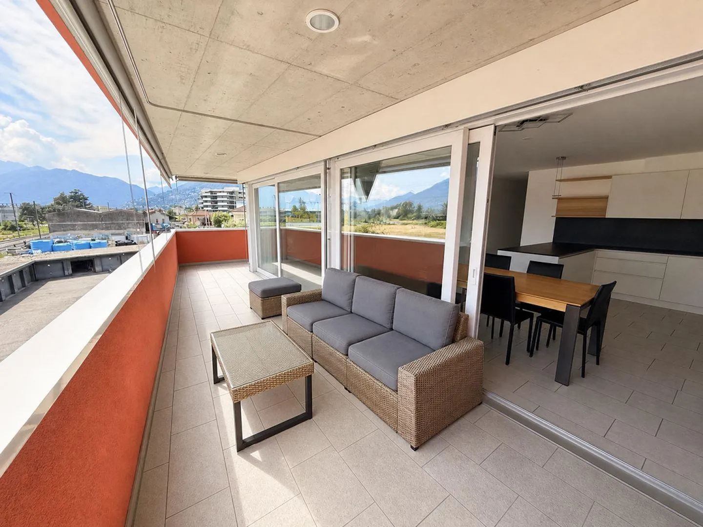4,5-Zimmer-Wohnung mit Terrasse und 2 Stellplätzen in der Garage... - Foto 3 von 14