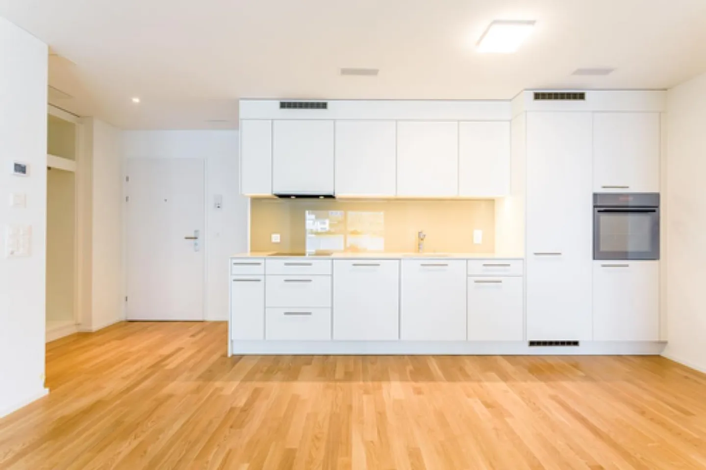 Dreamlike Single Apartment in a Quiet Location - Photo 2 of 6