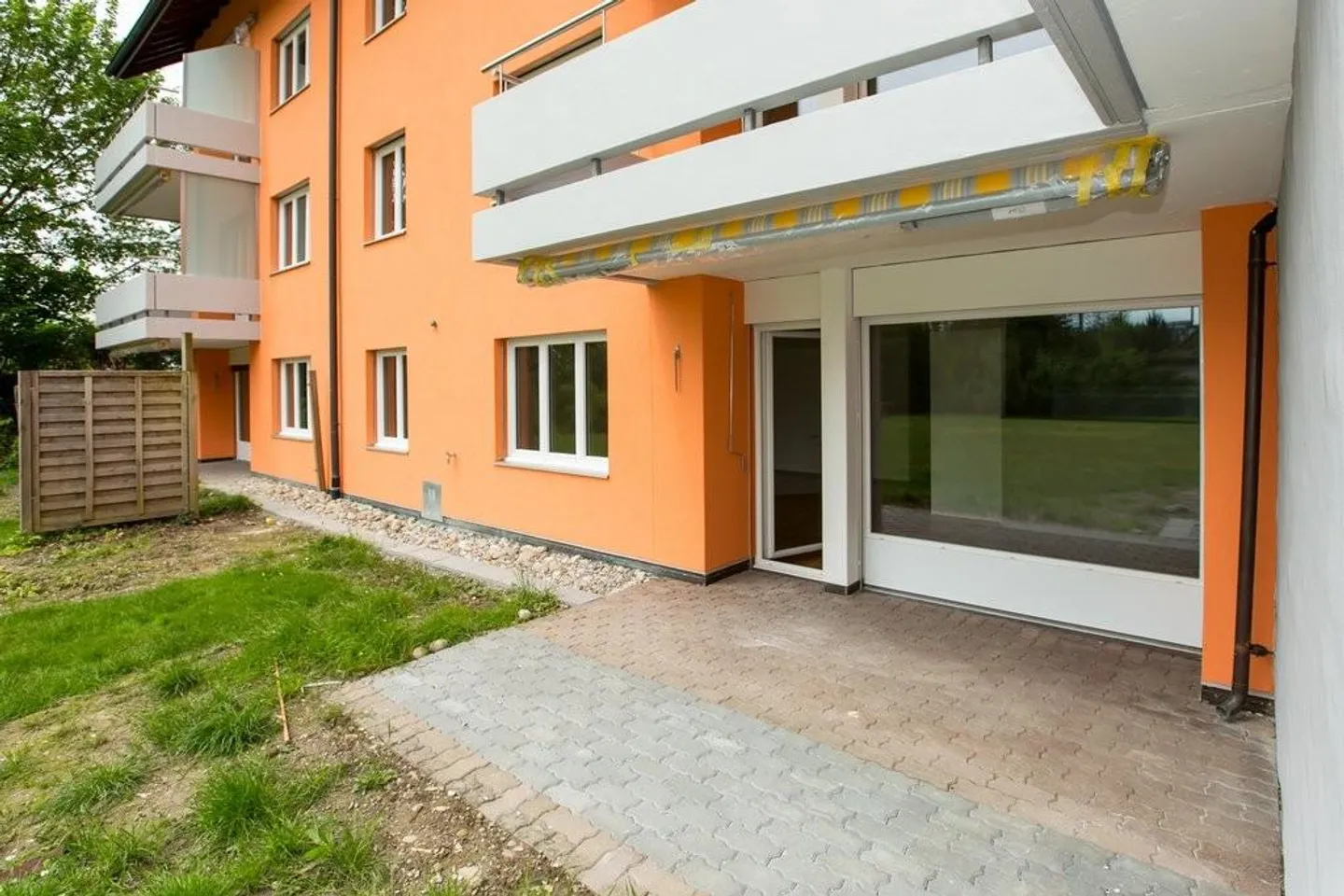 Vivere modernamente con la stazione dei treni proprio dietro l'angolo! - Foto 2 di 10