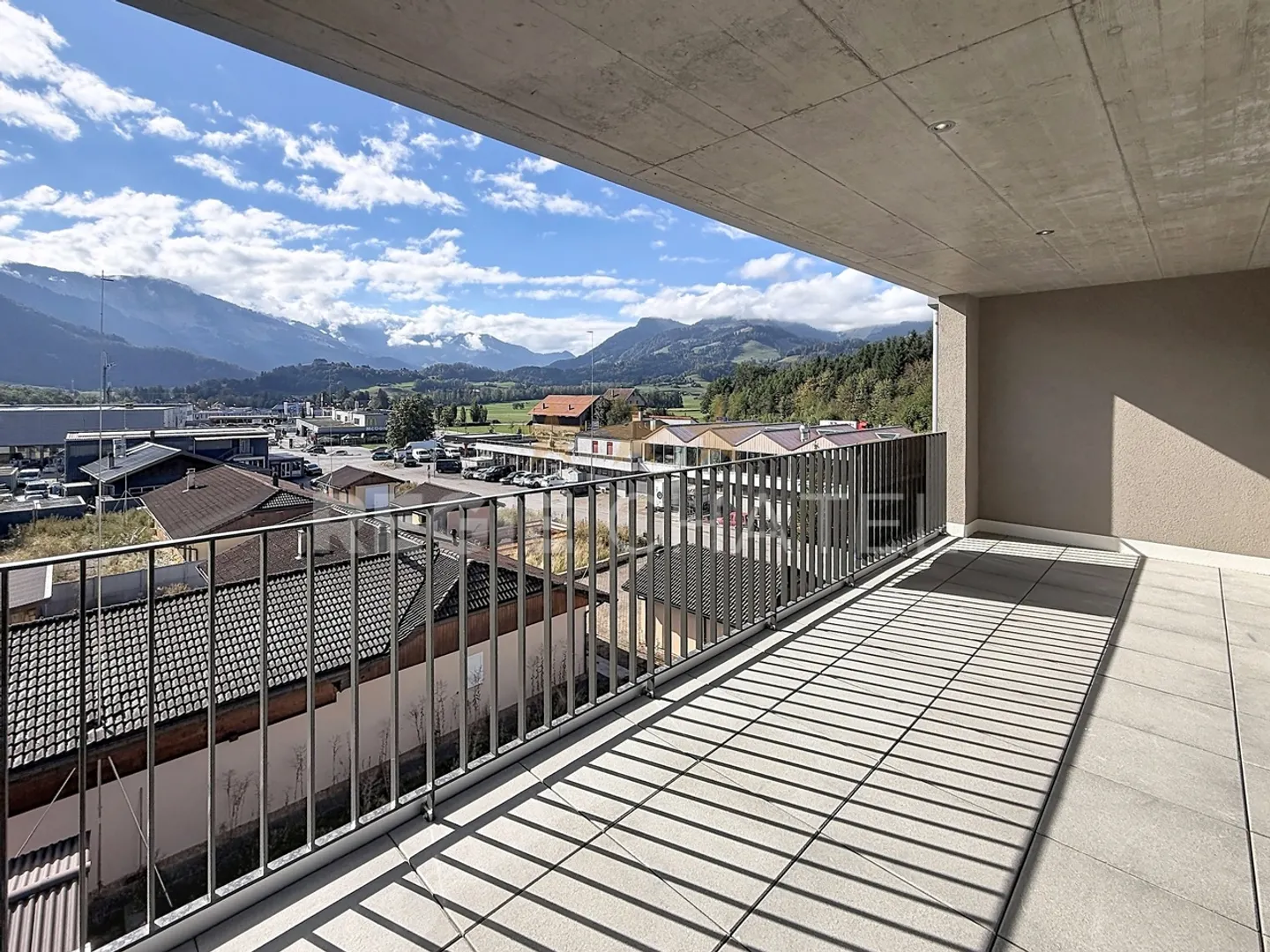 Appartement moderne 4,5 pièces - Photo 2 sur 8