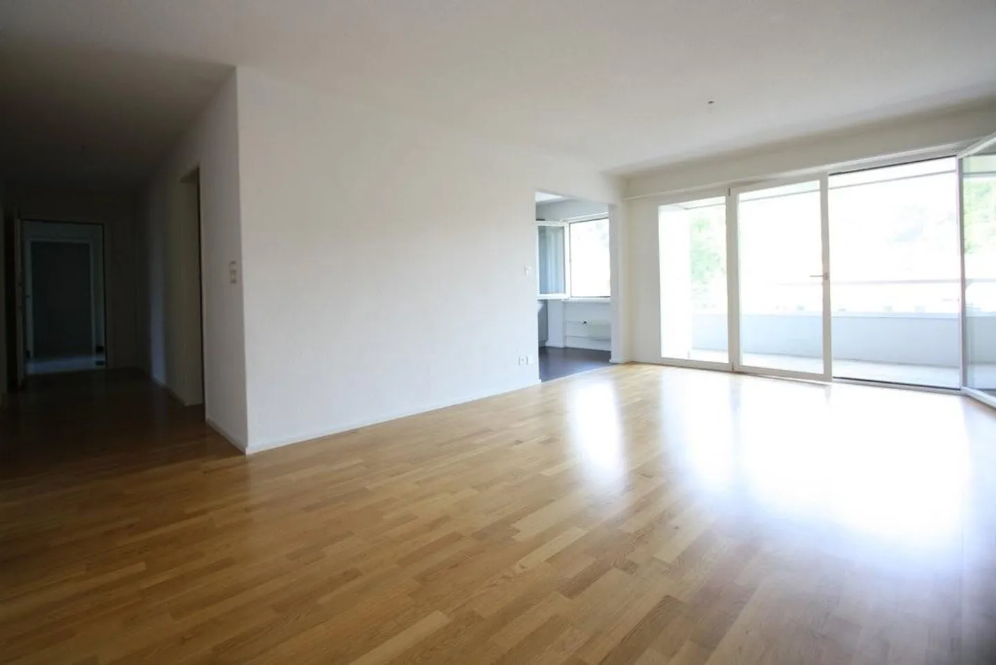 Appartamento 4.5 locali con balcone in posizione centrale in affitto - Foto 2 di 7
