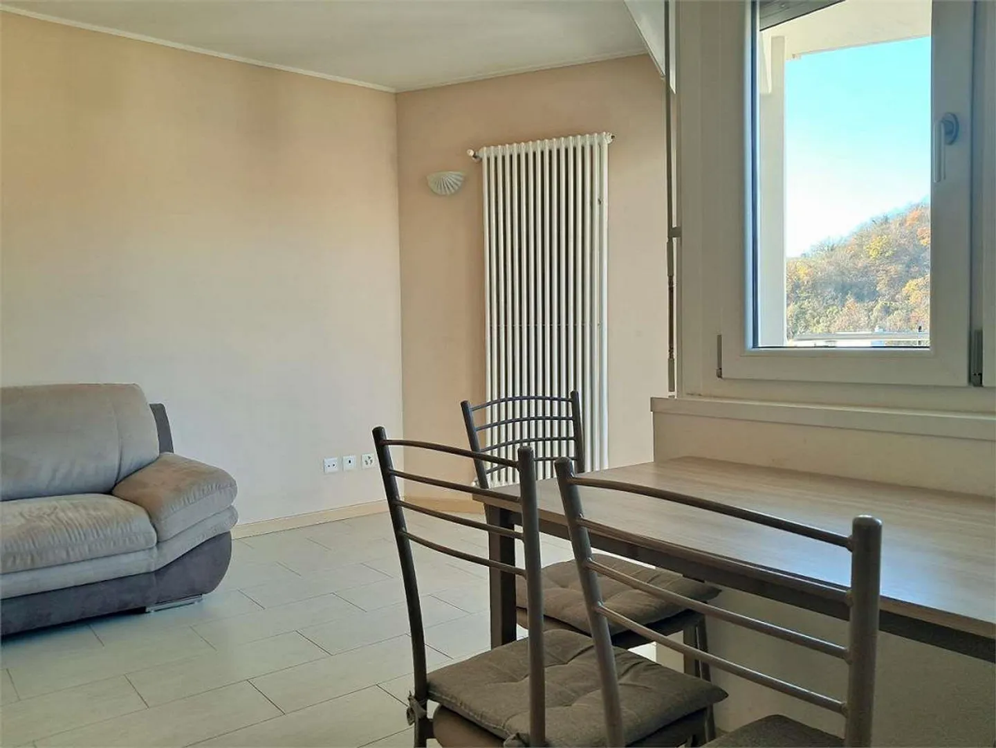 Paradiso: attico ristrutturato con vista aperta - Foto 2 di 10