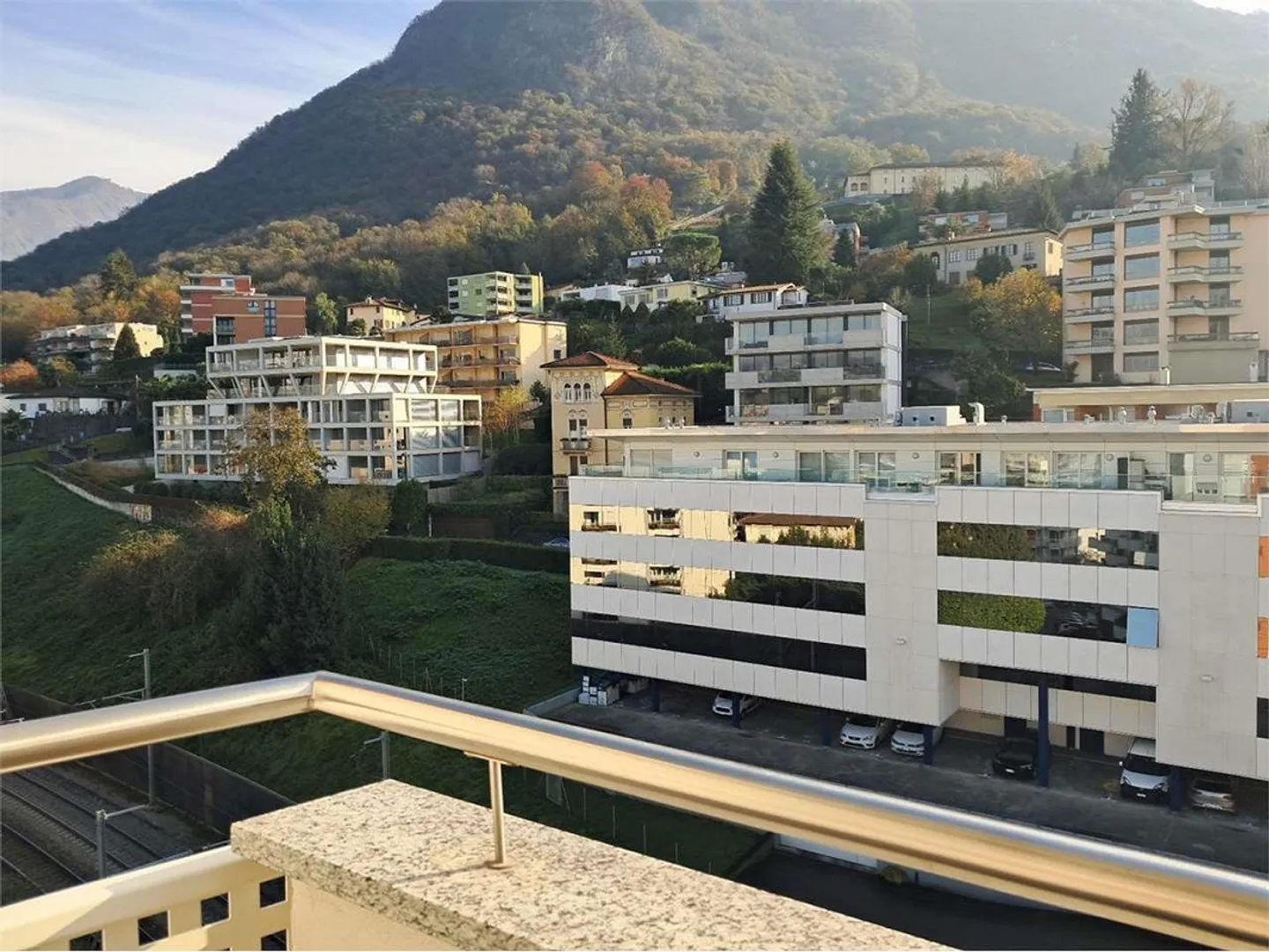 Paradiso: attico ristrutturato con vista aperta - Foto 3 di 10