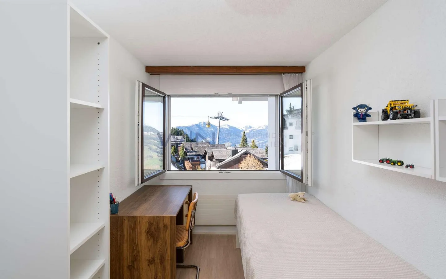 Chalet with Stunning Mountain Views - Photo 3 of 10