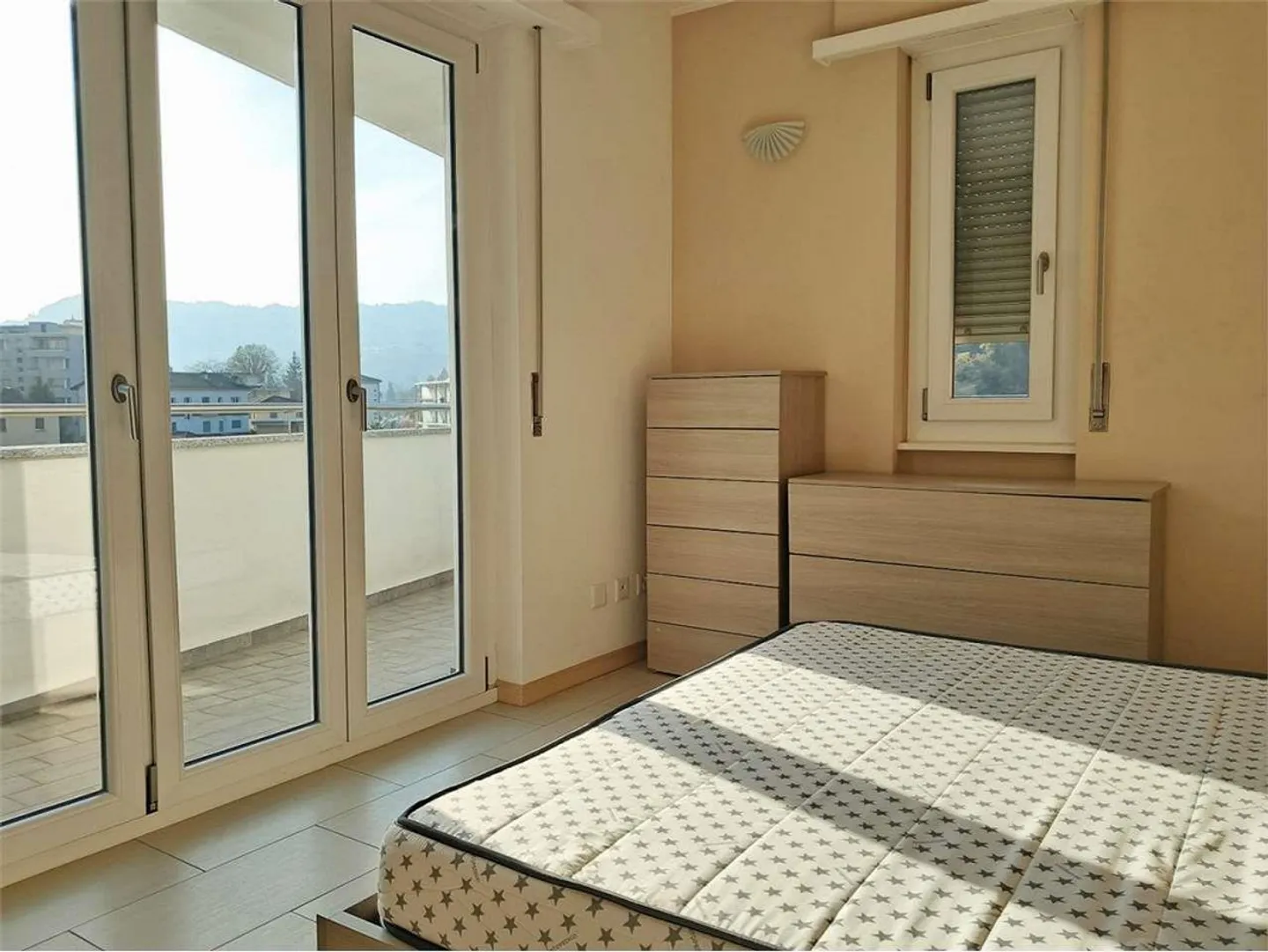 Paradiso: attico ristrutturato con vista aperta - Foto 6 di 10
