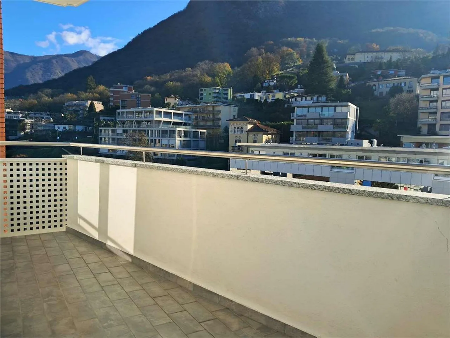 Paradiso: attico ristrutturato con vista aperta - Foto 8 di 10