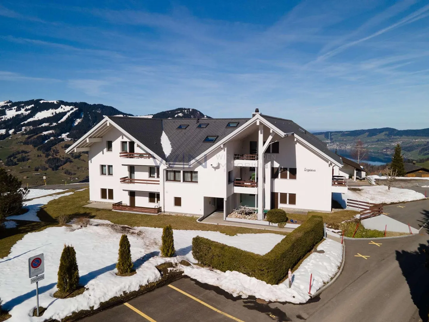 Chalet with Stunning Mountain Views - Photo 6 of 10