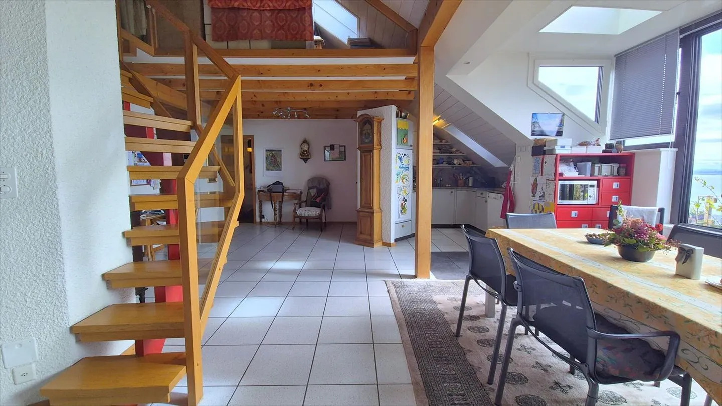 Geräumige 3,5-Zimmer-Duplexwohnung mit außergewöhnlicher Aussicht - Foto 6 von 13