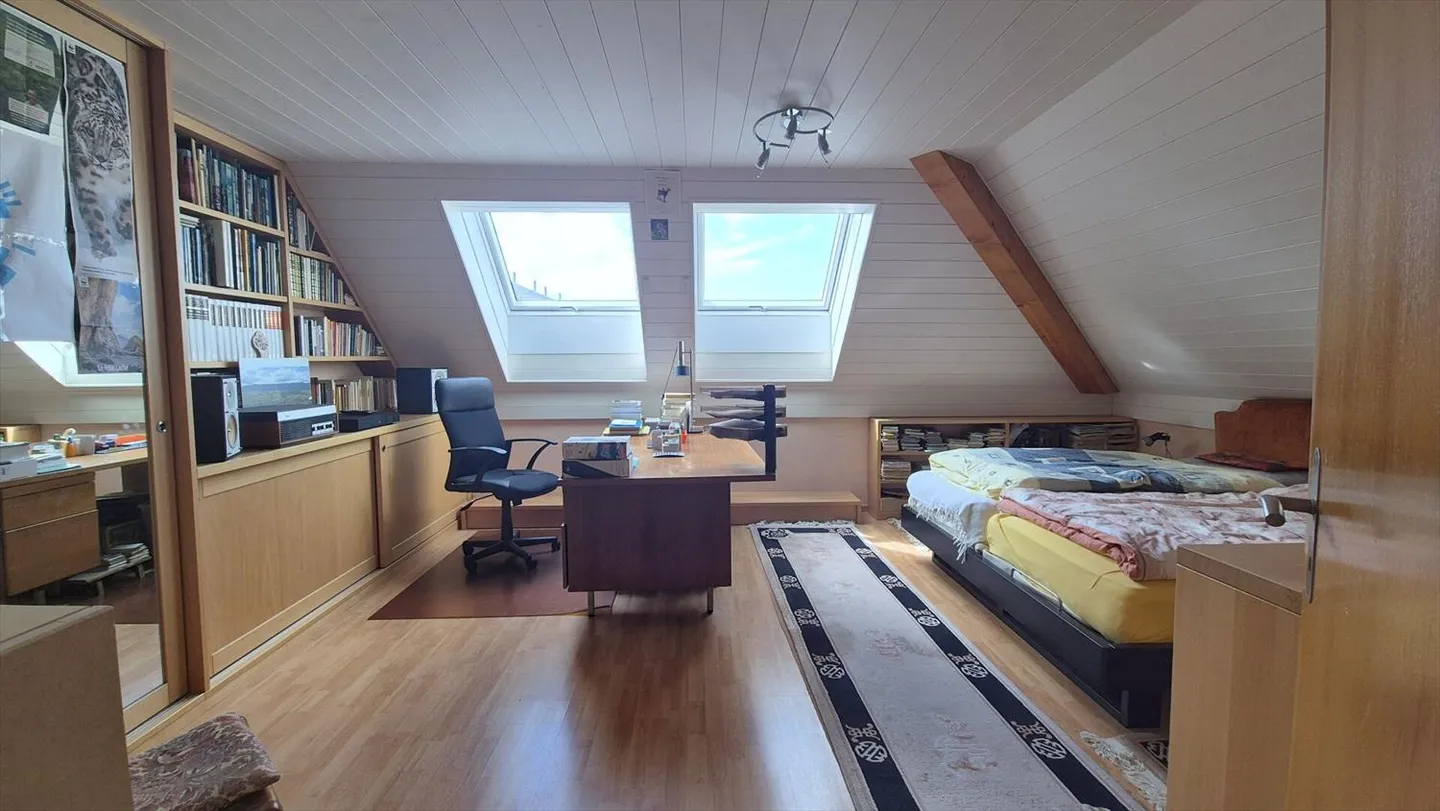 Geräumige 3,5-Zimmer-Duplexwohnung mit außergewöhnlicher Aussicht - Foto 8 von 13