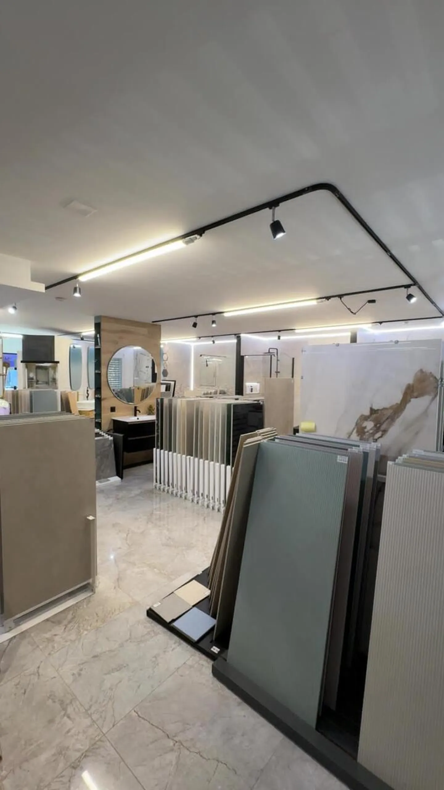 Spazio commerciale di 100 m² ristrutturato con visibilità eccezionale - Foto 2 di 7