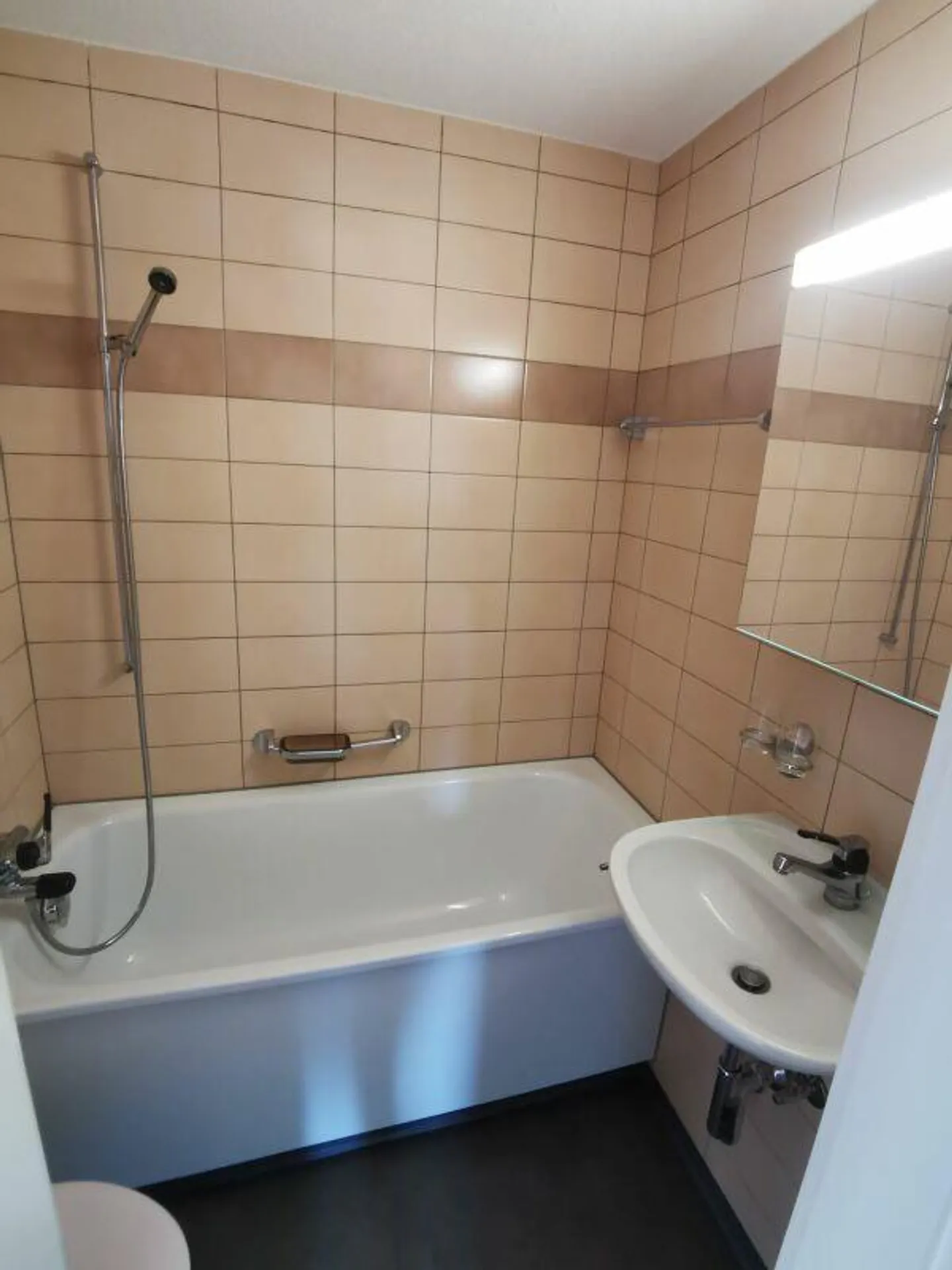 Helle Wohnung mit Balkon - Foto 2 von 8