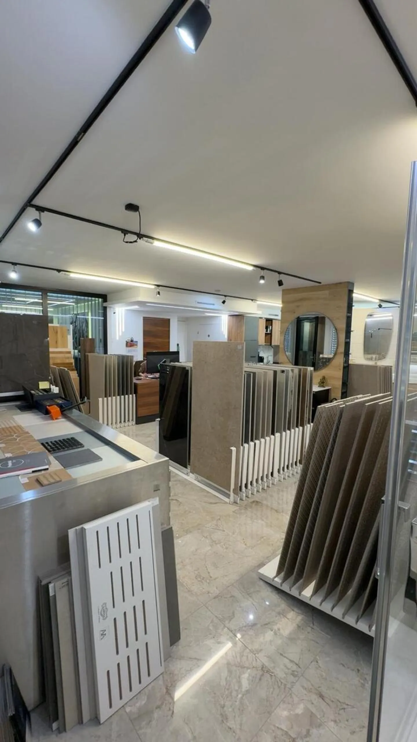 Spazio commerciale di 100 m² ristrutturato con visibilità eccezionale - Foto 6 di 7