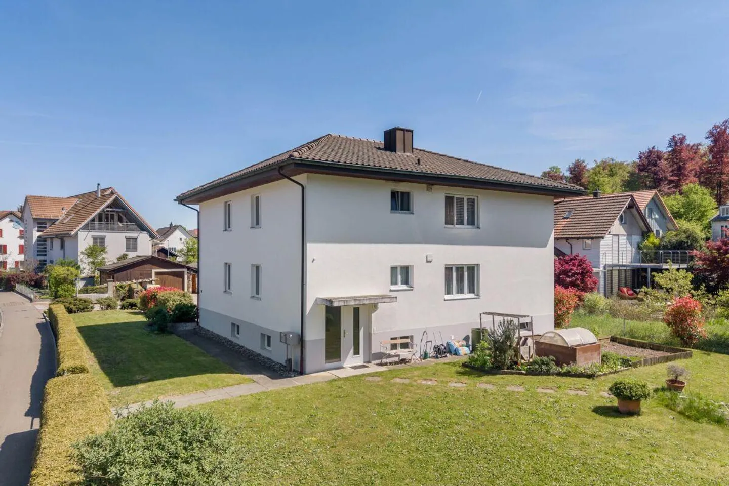 Casa bifamiliare con due appartamenti di 4 stanze ben tenuti e un... - Foto 2 di 18