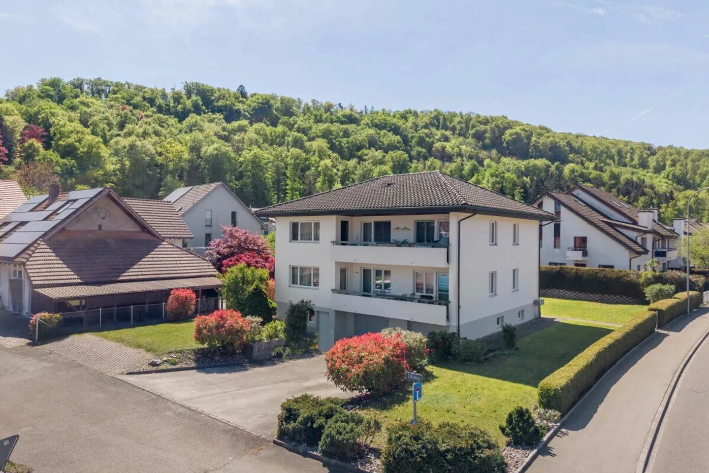 Casa bifamiliare con due appartamenti di 4 stanze ben tenuti e un... - Foto 1 di 18