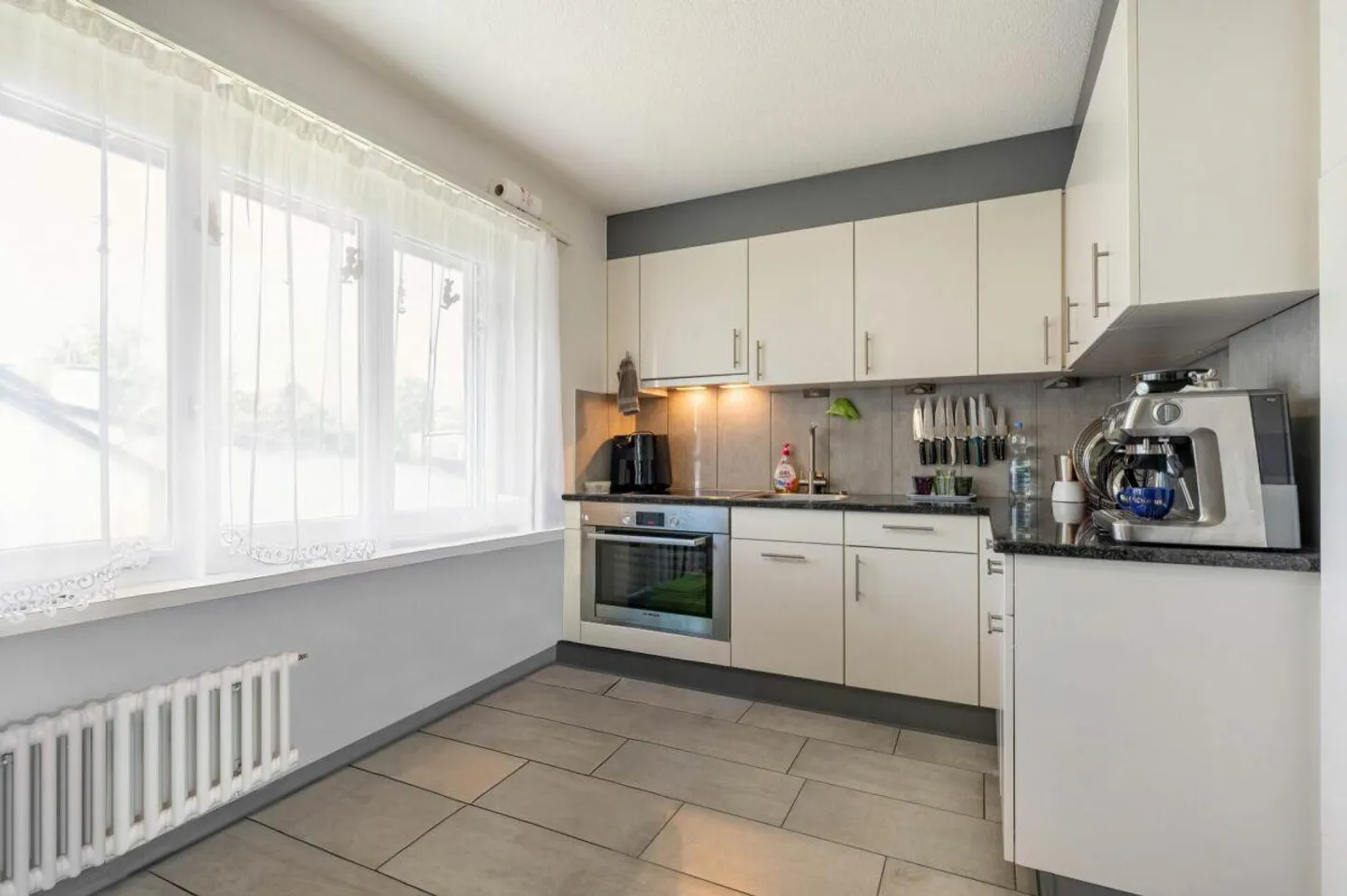 Casa bifamiliare con due appartamenti di 4 stanze ben tenuti e un... - Foto 5 di 18