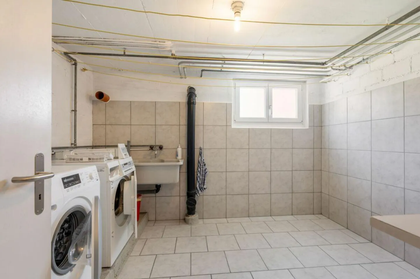 Casa bifamiliare con due appartamenti di 4 stanze ben tenuti e un... - Foto 13 di 18