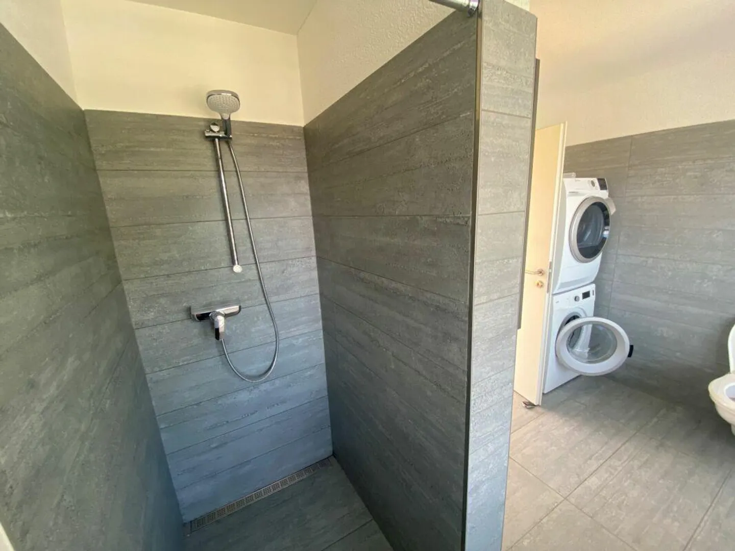 Bright 2.5 Room Attic Apartment with Spacious Terrace for Rent - Photo 7 of 8