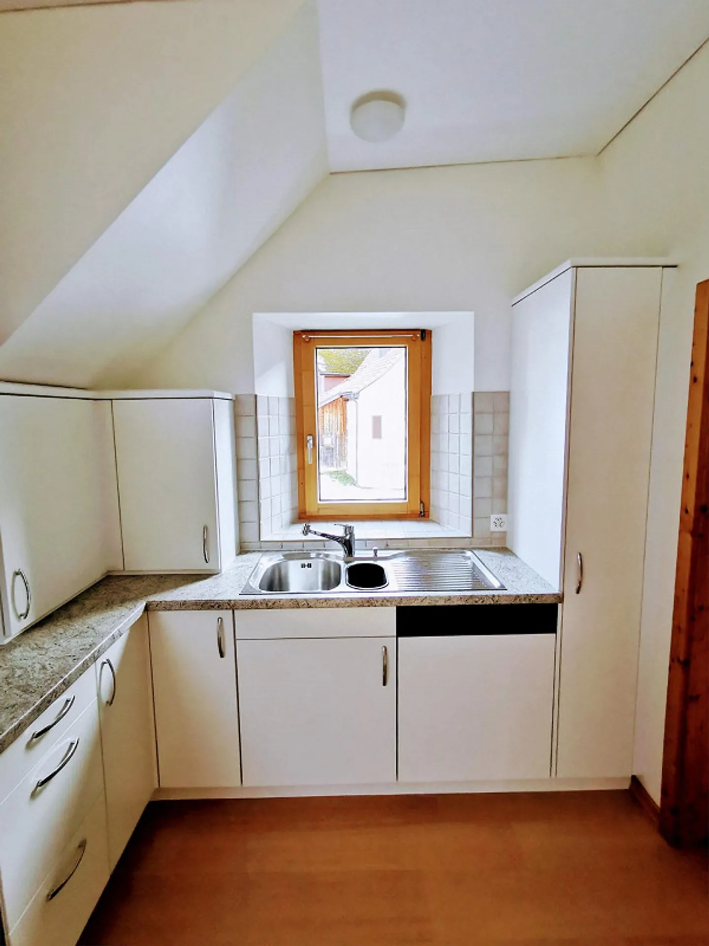 Charming 4.5-room apartment with plenty of storage space in Oberterzen - Photo 6 of 13