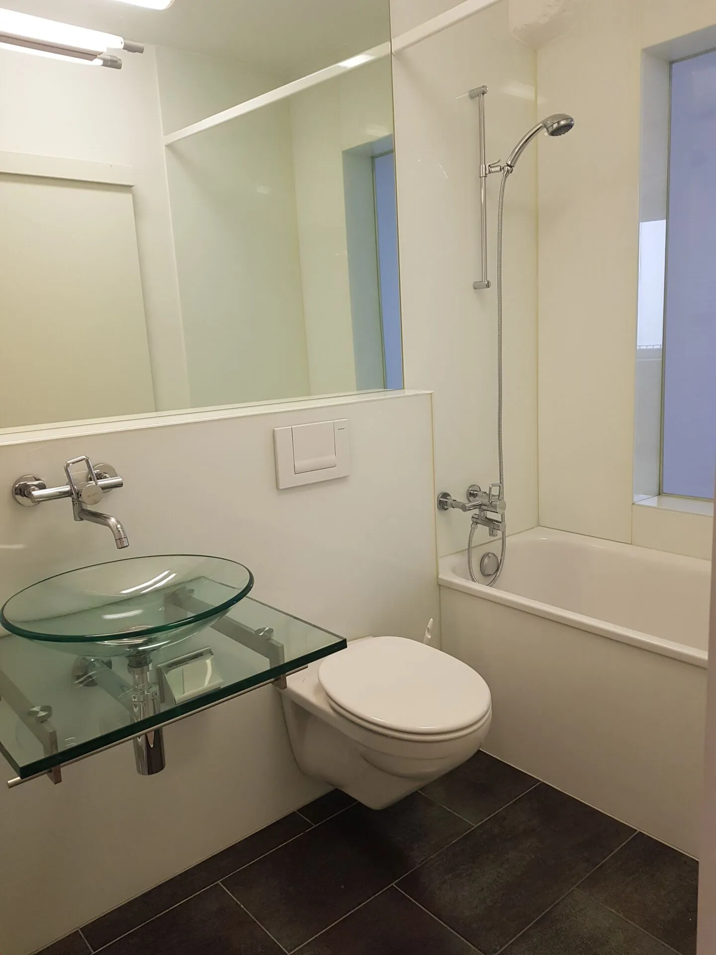 Modern Old Town Apartment - Photo 4 of 9