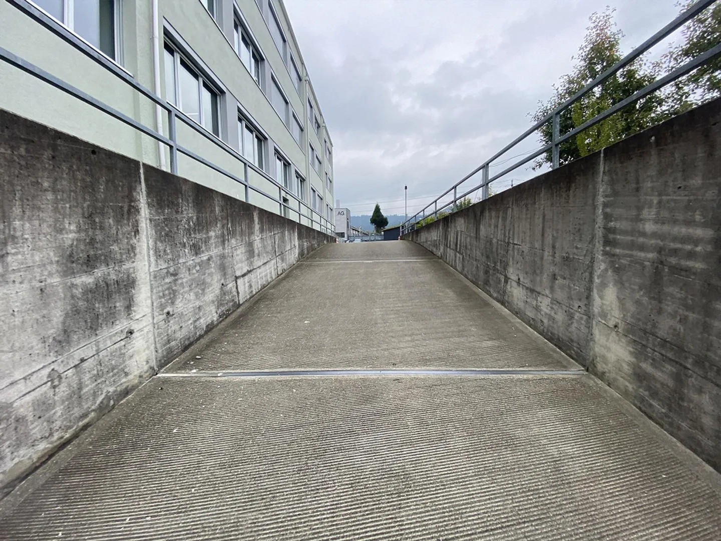 Lager 30m2 mit direkter Zufahrt & grossem Tor mit Büro 29m2 - Foto 3 von 4