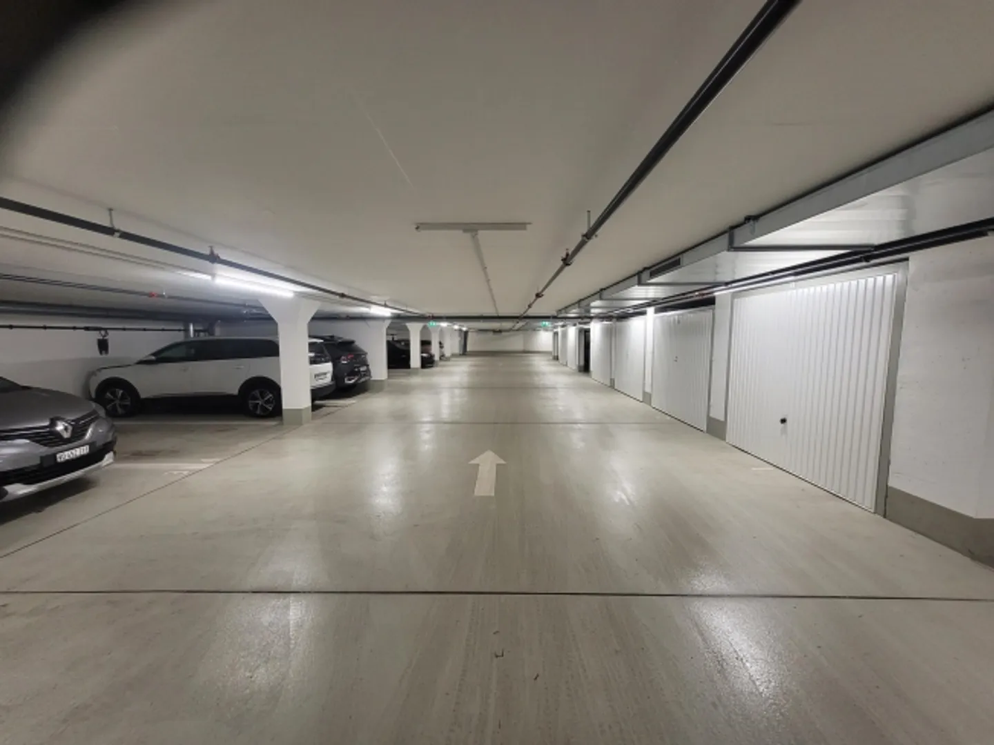 Parkplatz innen für Elektroauto - Foto 1 von 1