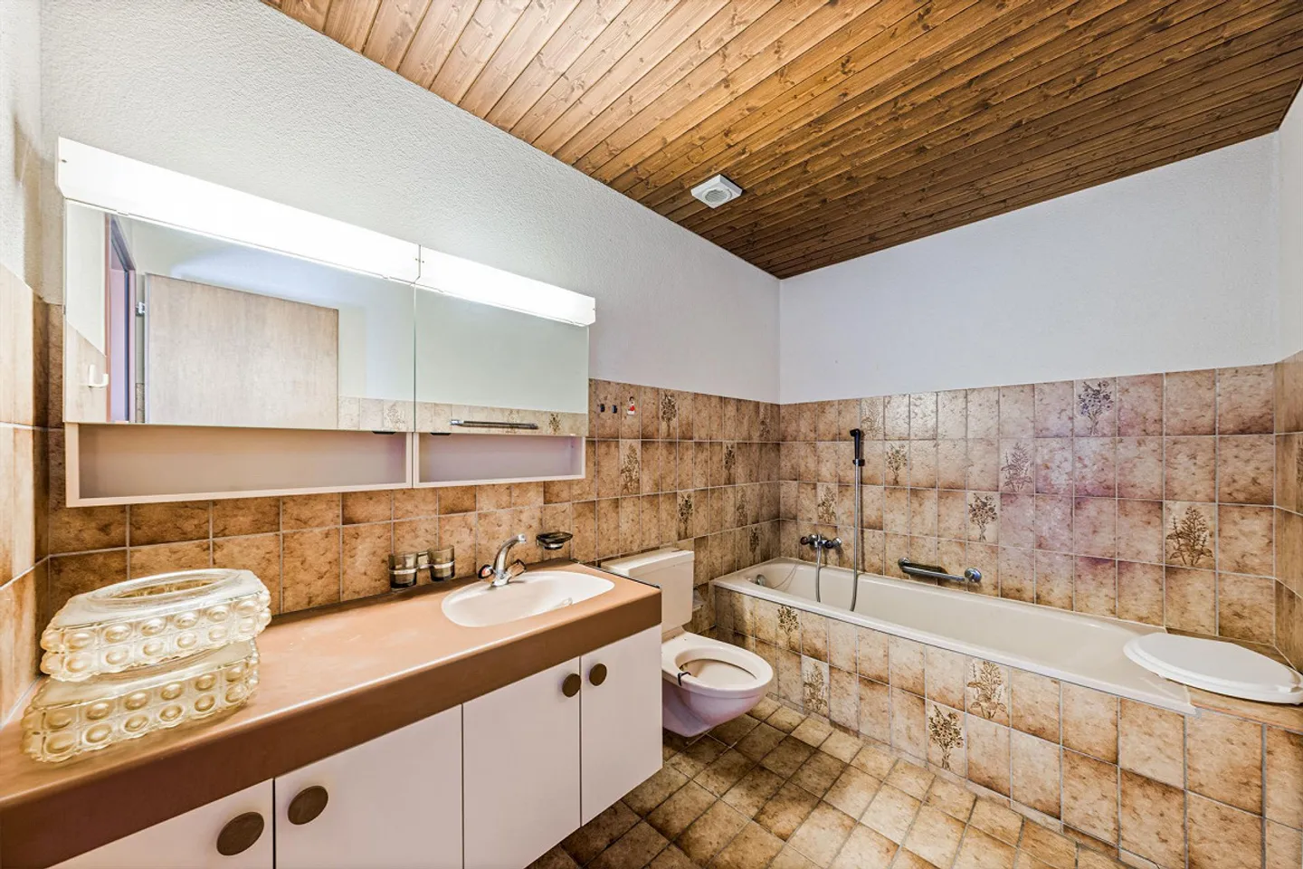 Charming Apartment with Balcony - Photo 2 of 12