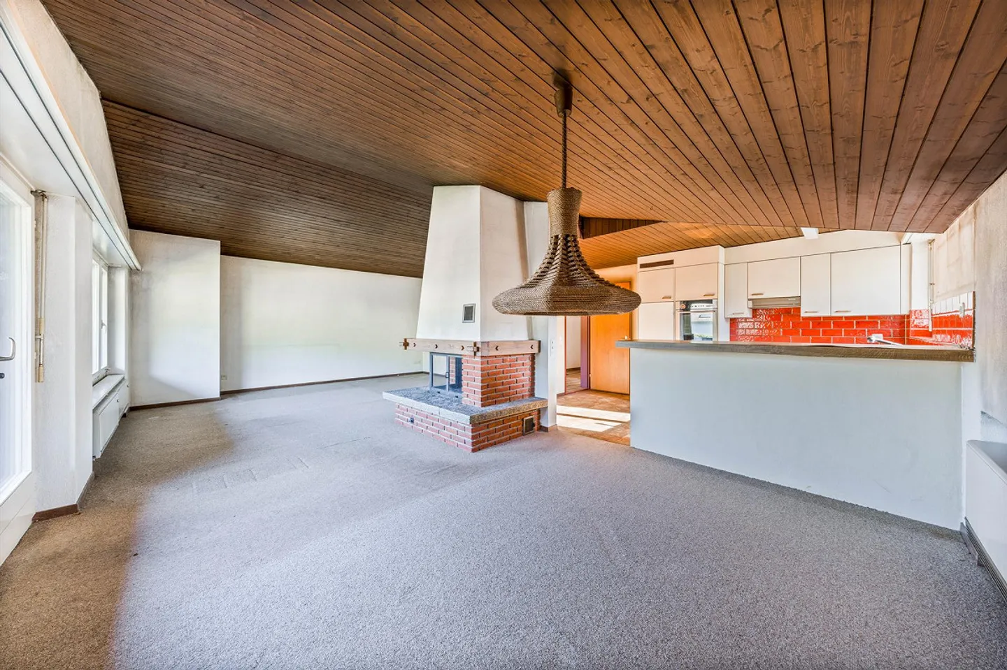 Charming Apartment with Balcony - Photo 6 of 12