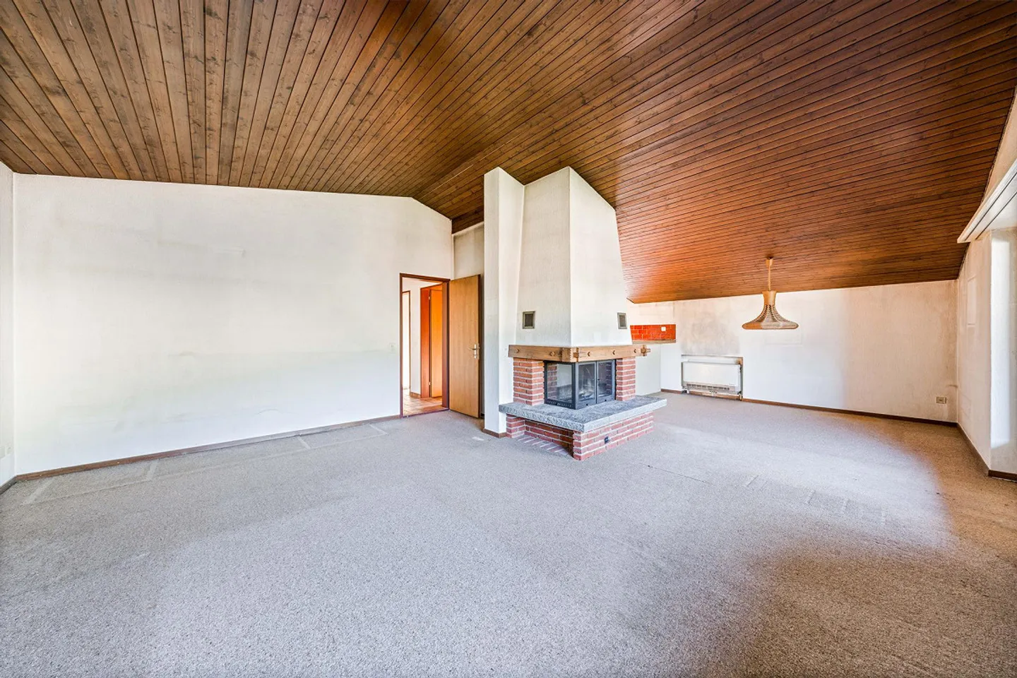 Charming Apartment with Balcony - Photo 5 of 12