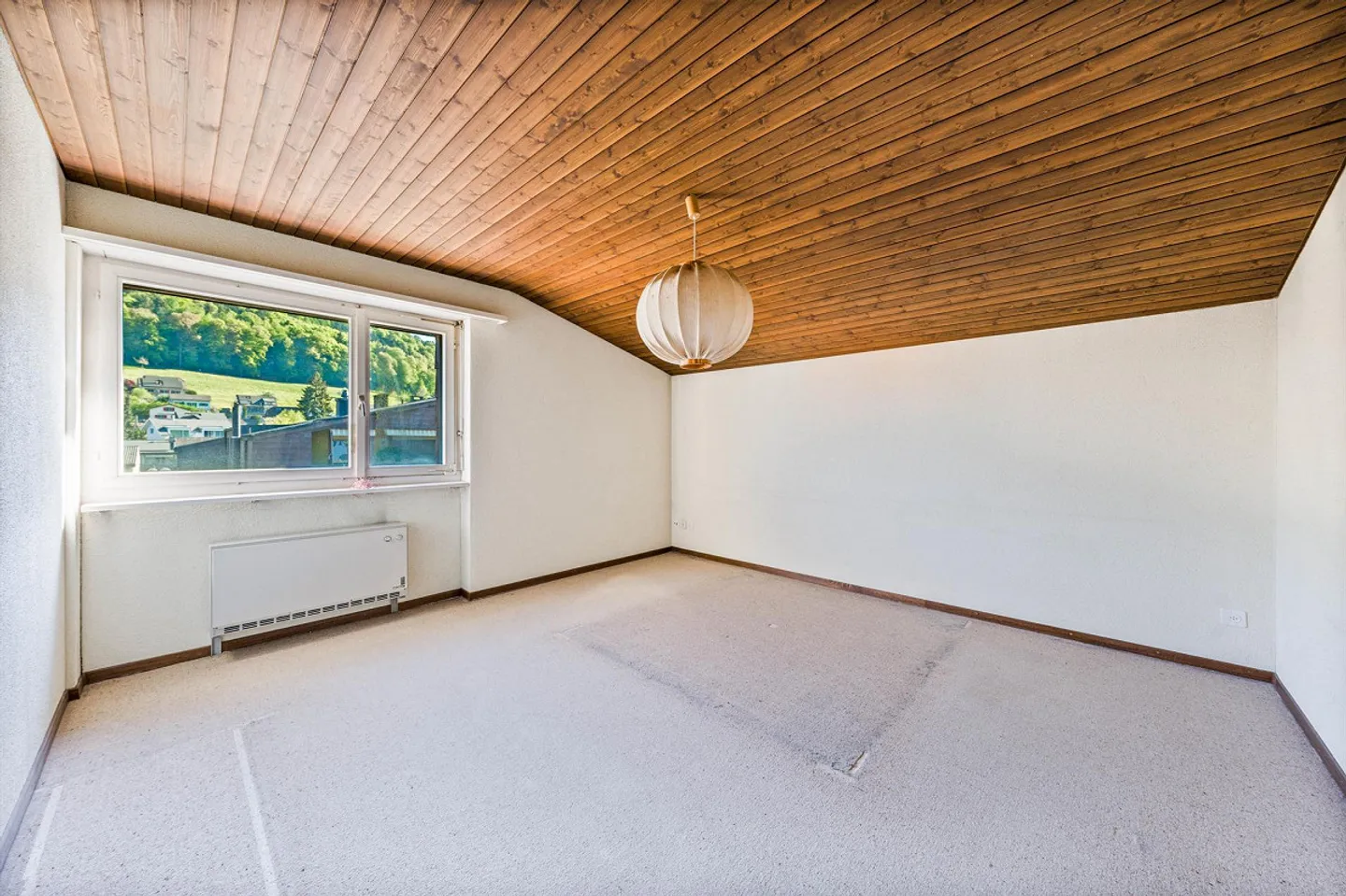 Charming Apartment with Balcony - Photo 8 of 12