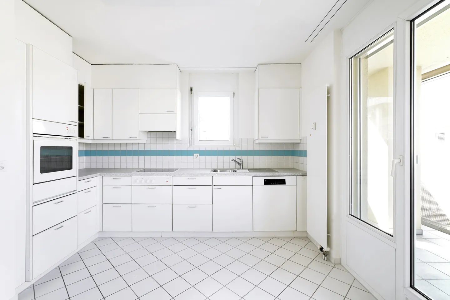 Ampio appartamento moderno con balcone in una zona residenziale privilegiata - Foto 5 di 8