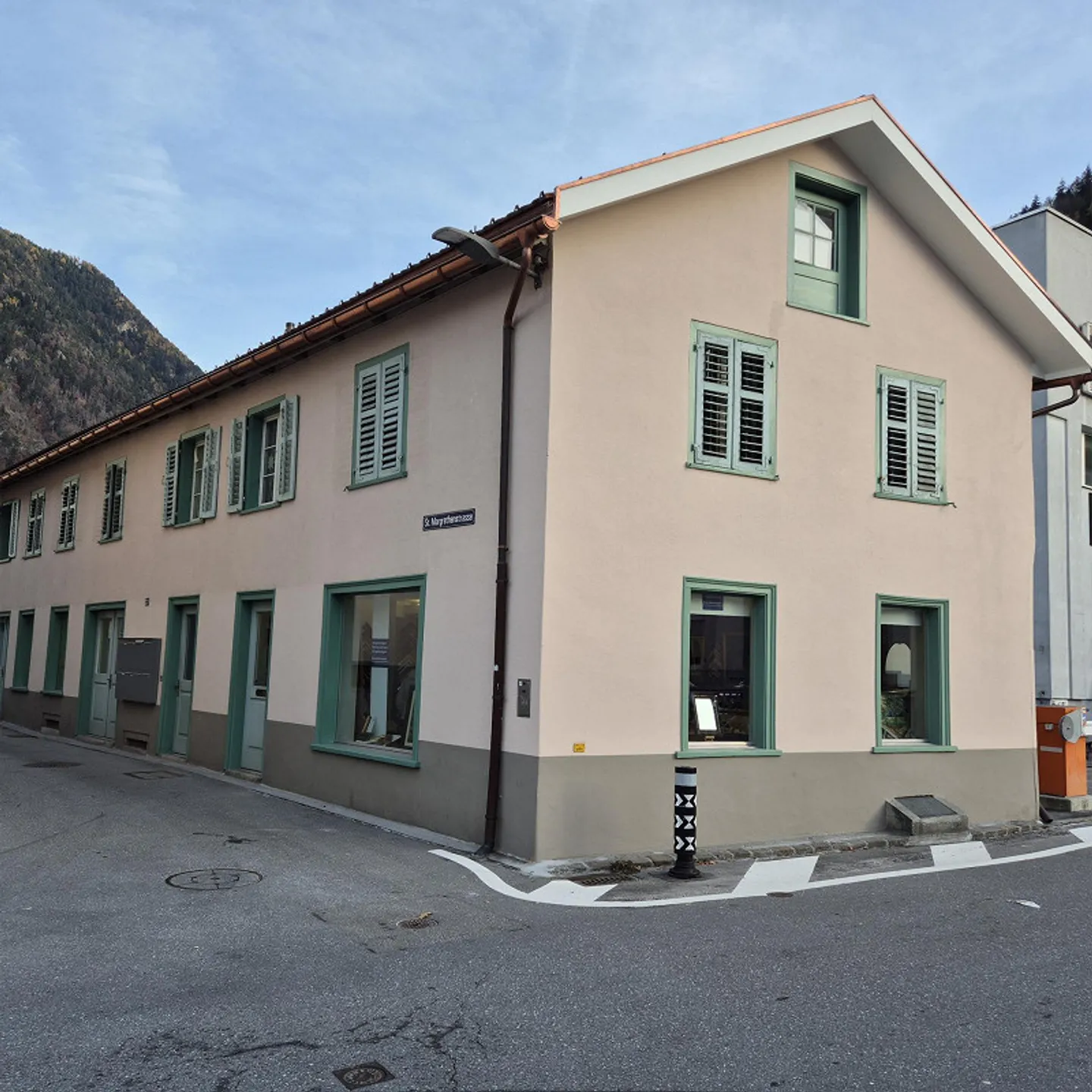 Spazio commerciale angolare situato in posizione centrale - Foto 1 di 4