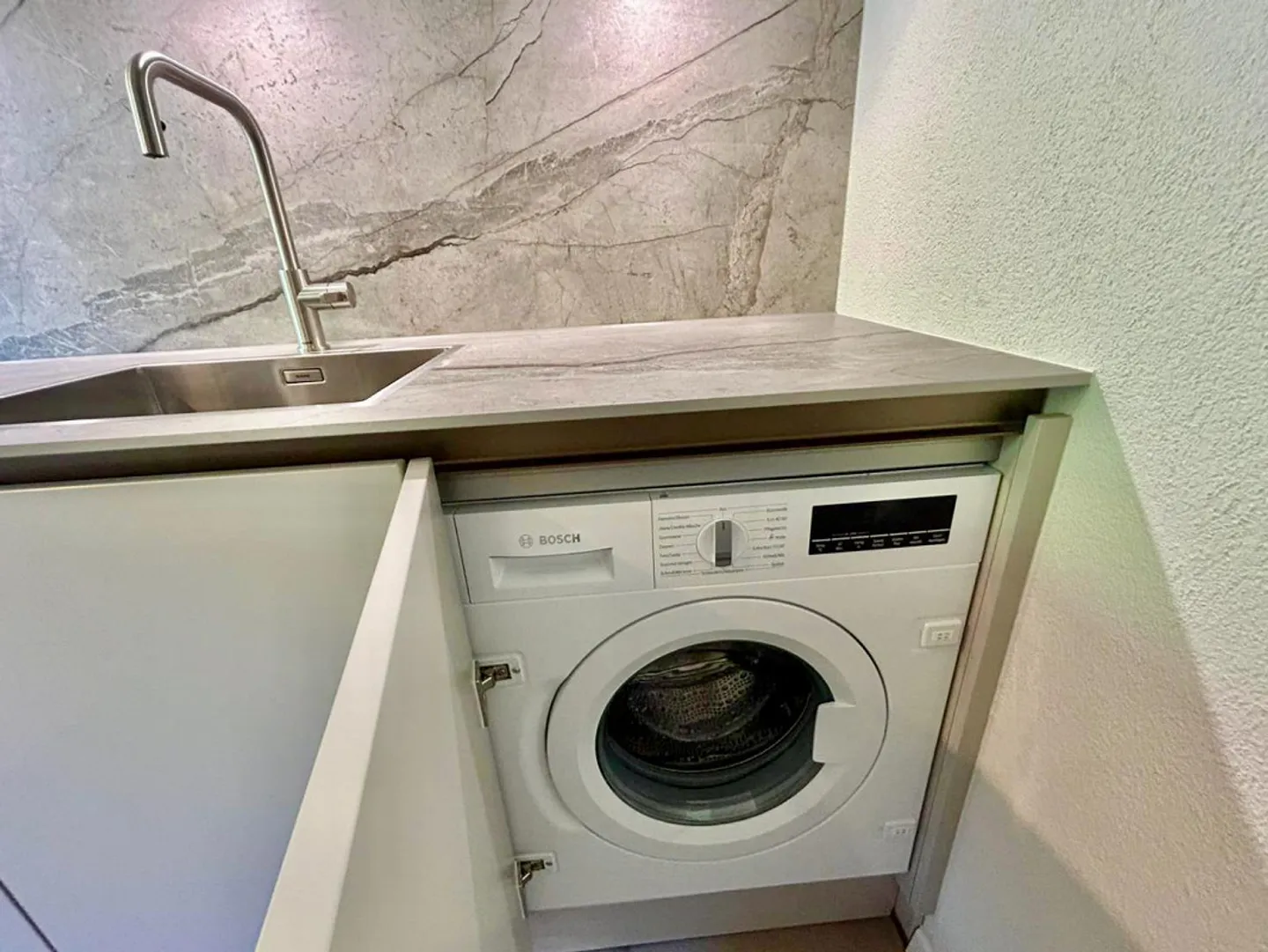 Première occupation après une rénovation de qualité supérieure : appartement 4 pièces avec cuisine de luxe - Photo 4 sur 11