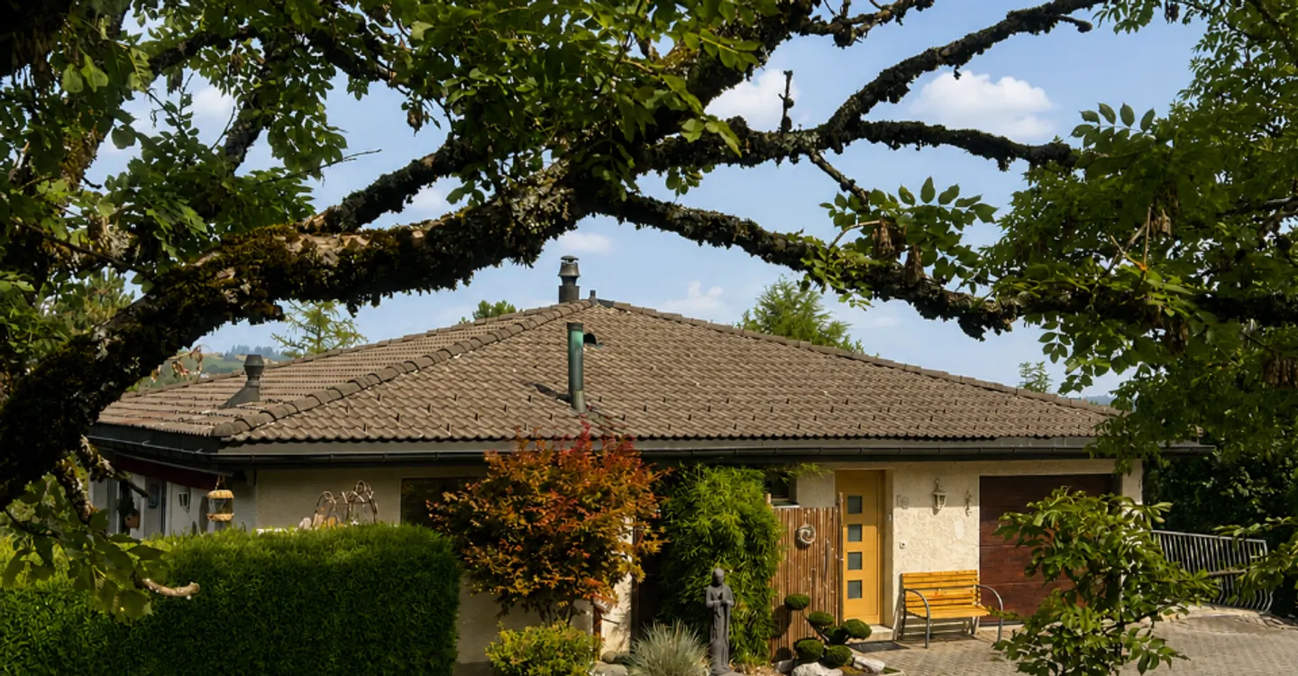Einzelhaus mit großzügigen Volumen in einer grünen Umgebung - Foto 2 von 10