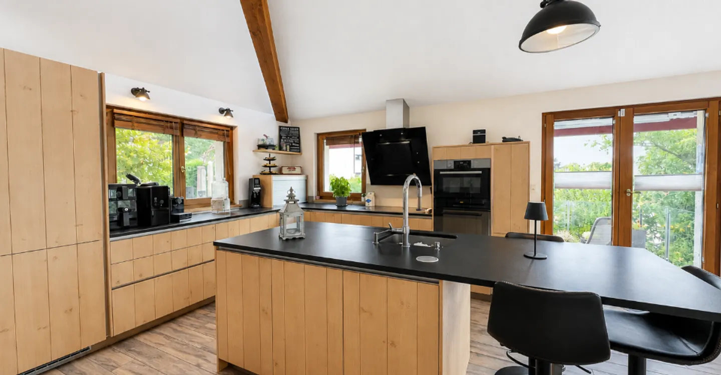 Einzelhaus mit großzügigen Volumen in einer grünen Umgebung - Foto 5 von 10