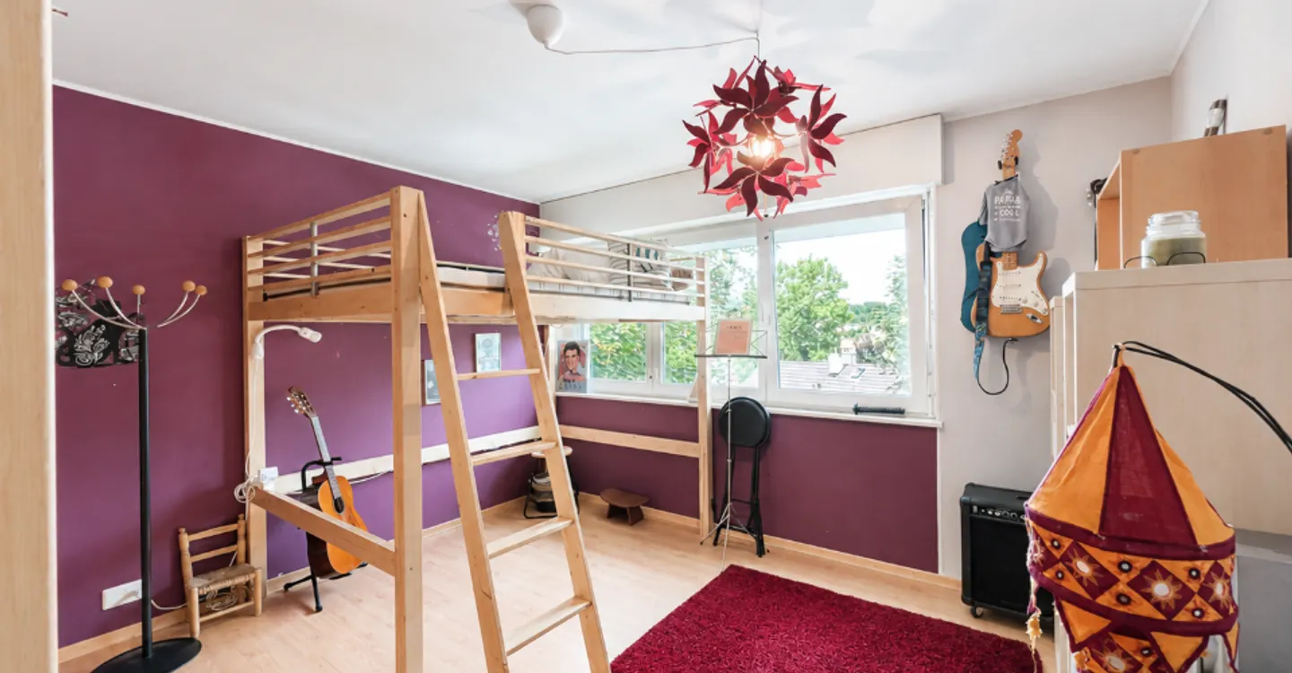 Einzelhaus mit großzügigen Volumen in einer grünen Umgebung - Foto 8 von 10
