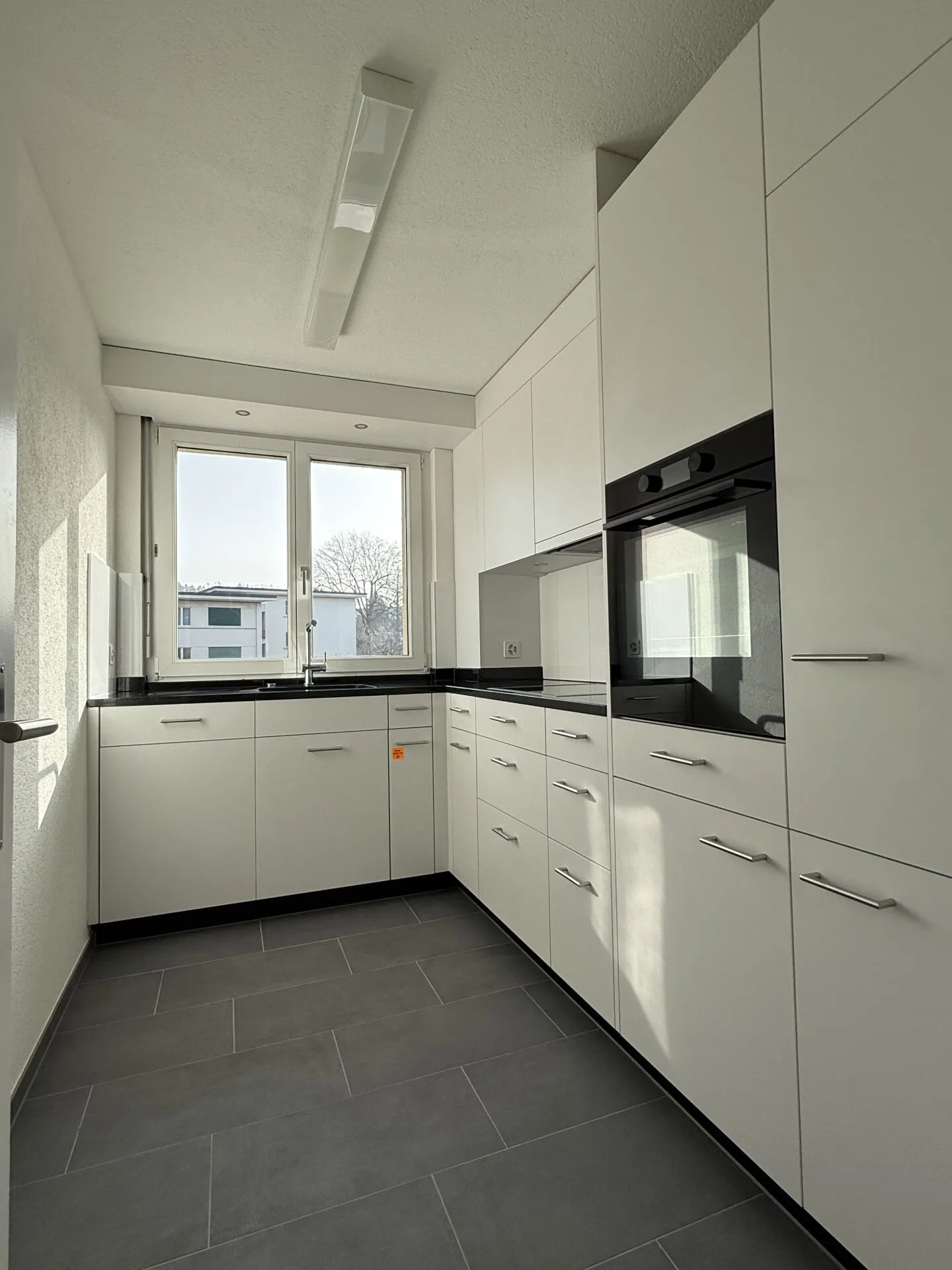 Comprehensively renovated 3-room apartment - Photo 2 of 8