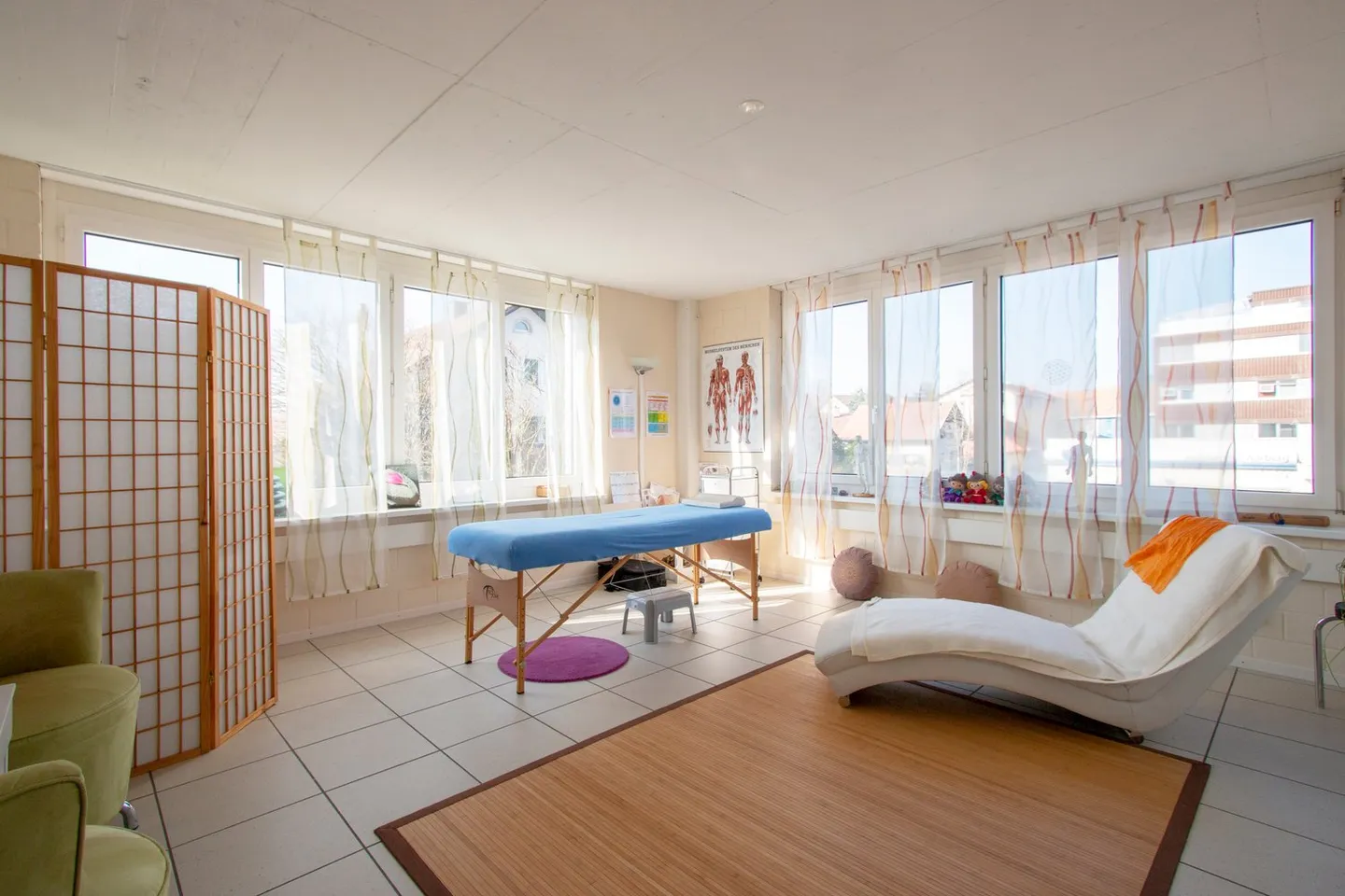 Attractive commercial spaces in the best location in Aarberg - Photo 1 of 8