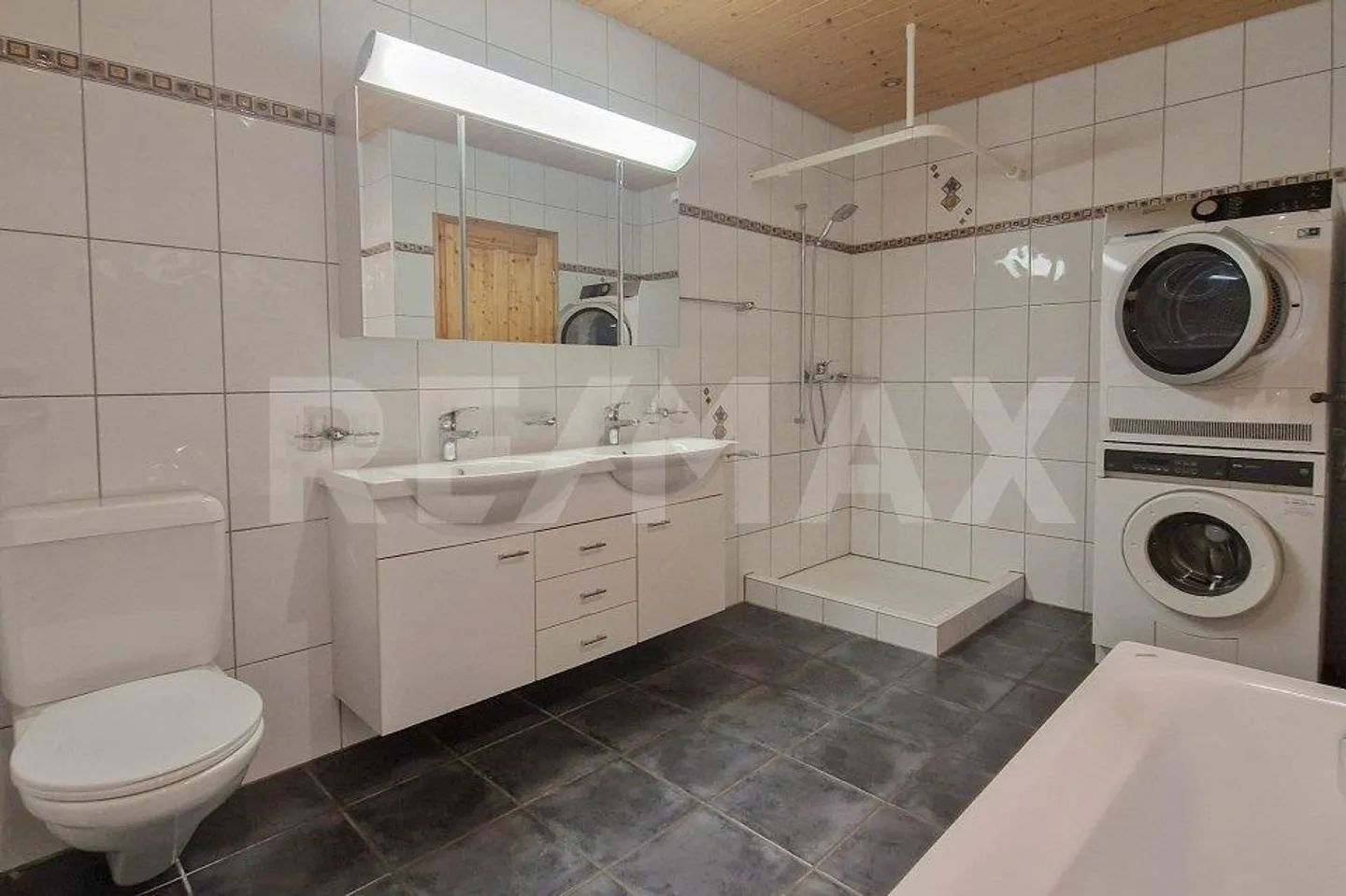 Living in a historic house with contemporary living comfort - Photo 4 of 10