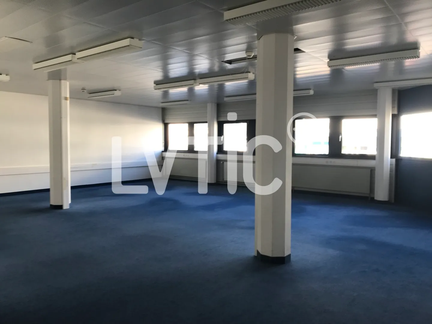 Atelier, bureaux de 520 m2 divisibles à partir de 200 m2 à Gland - Photo 1 sur 6