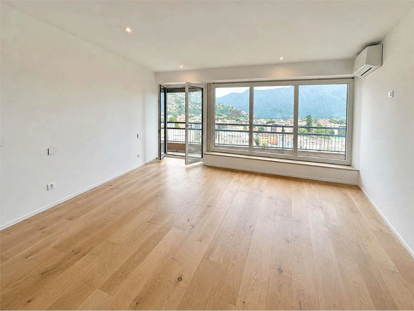 LAKE VIEW AND COMFORT IN THE HEART OF LUGANO - Photo 4 of 8
