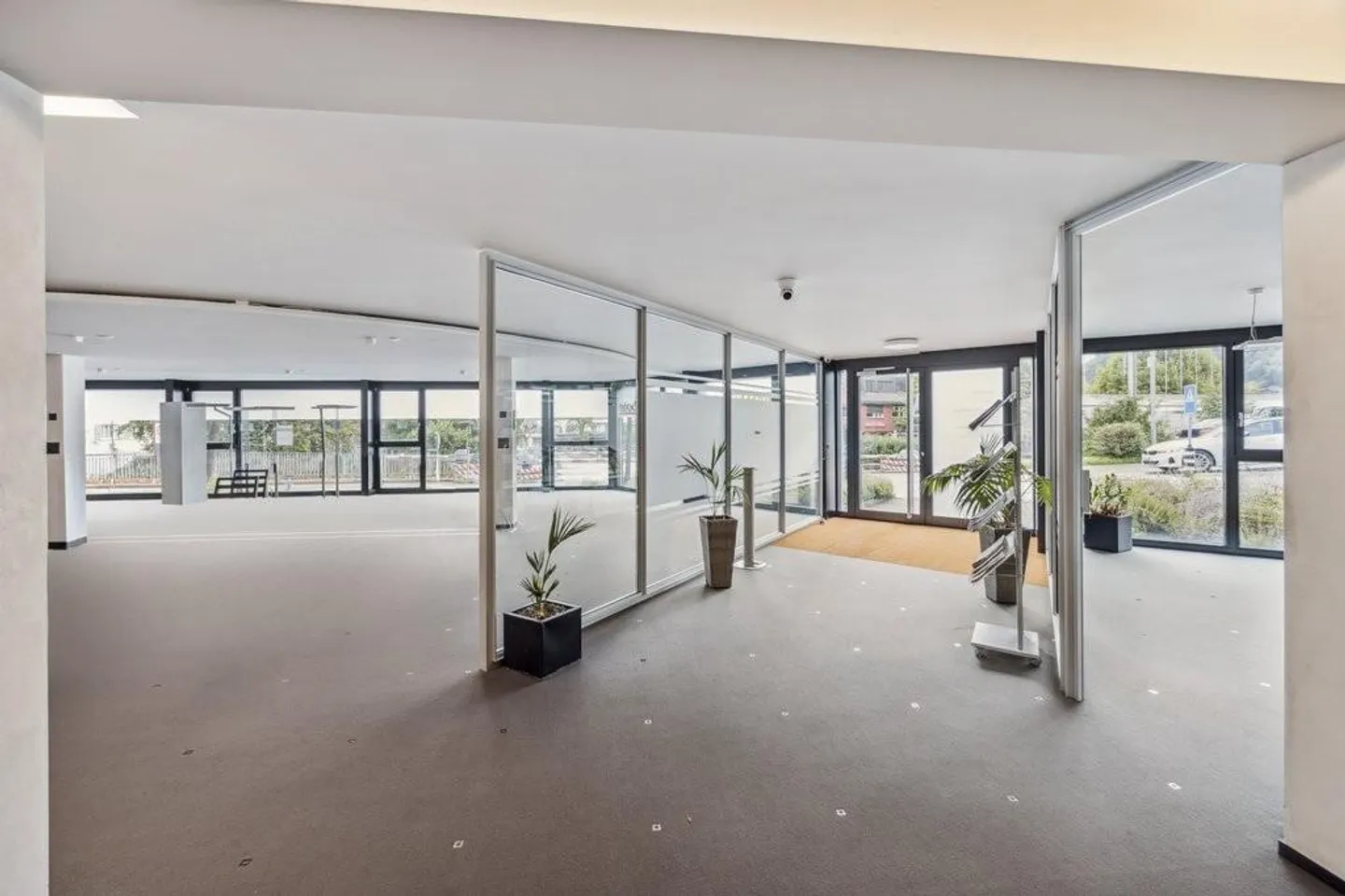 Bureau représentatif près de la gare avec forte présence - Photo 2 sur 12