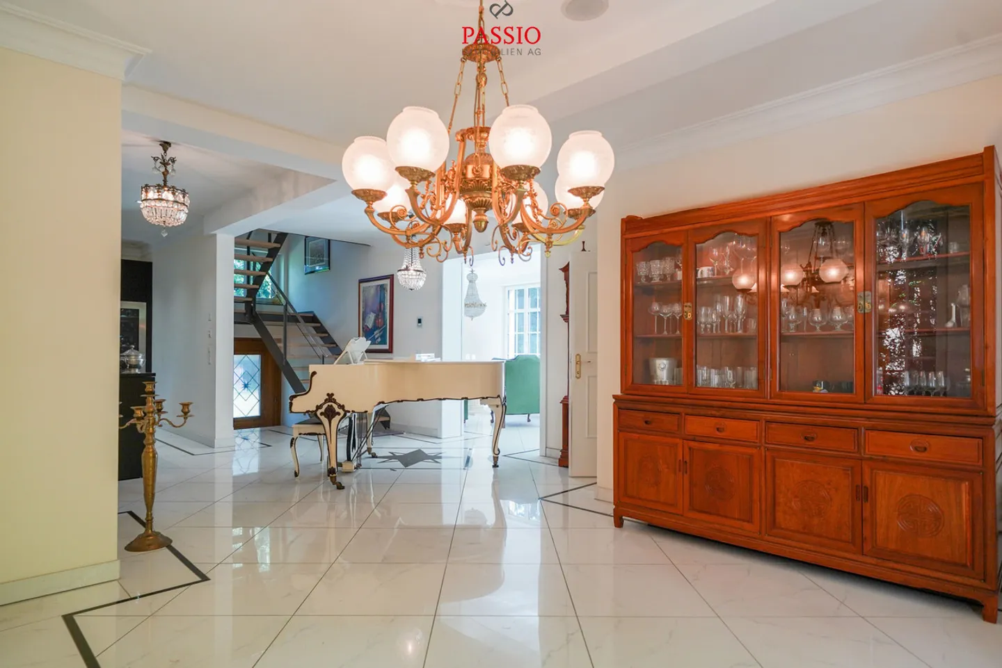 Majestic Living in Biel: Luxurious 9.5-Room Single-Family House - Photo 7 of 17