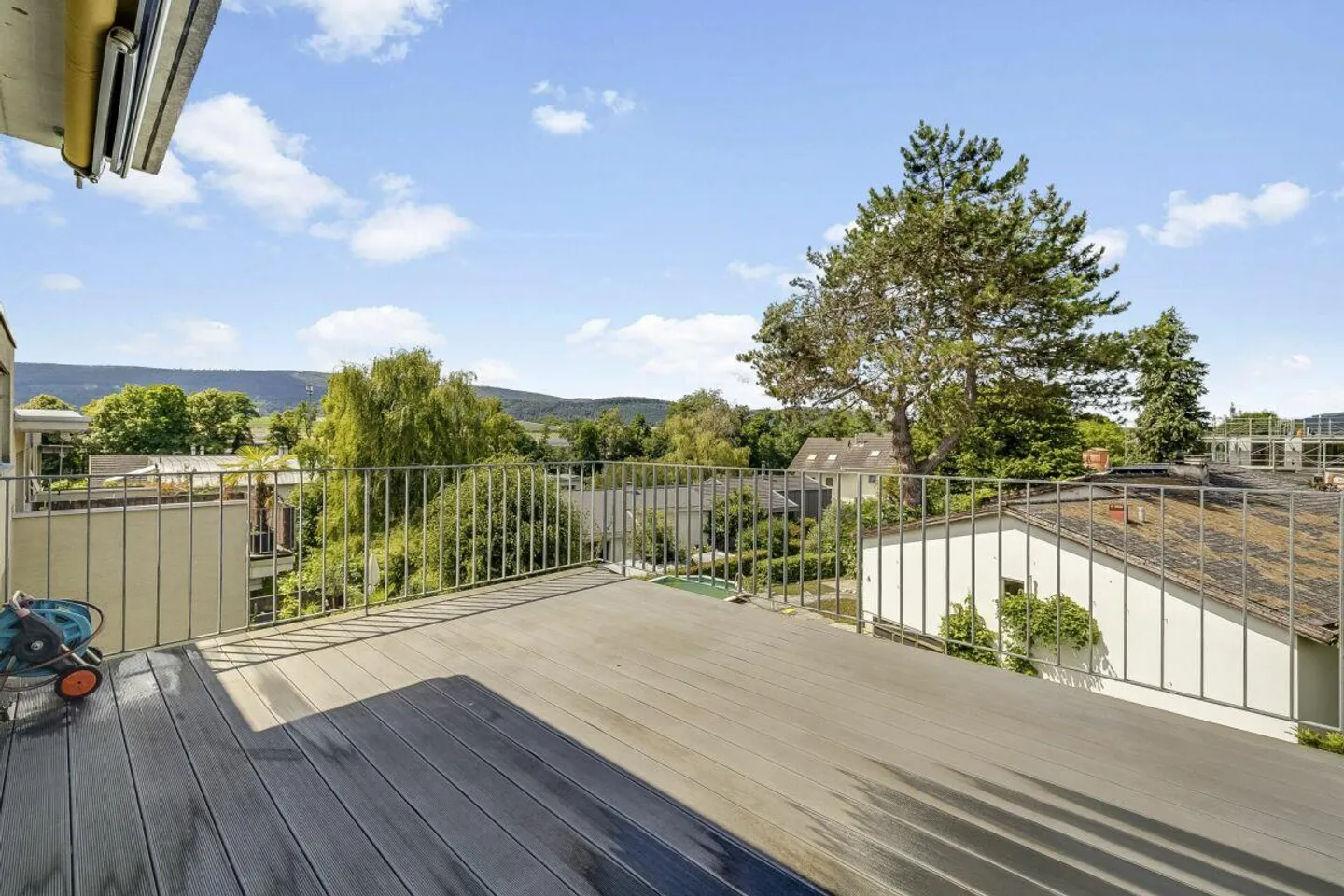 Attico con due terrazze soleggiate in un ambiente verde - Foto 1 di 13