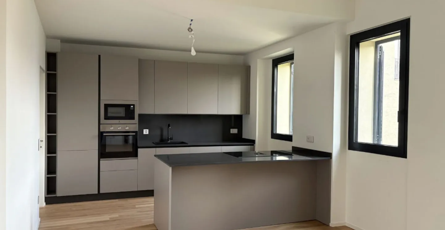 Moderno Appartamento di 3.5 Locali al 1° Piano con Vista Lago a Pura  Comfort in Posizione Tranquilla - Foto 2 di 5