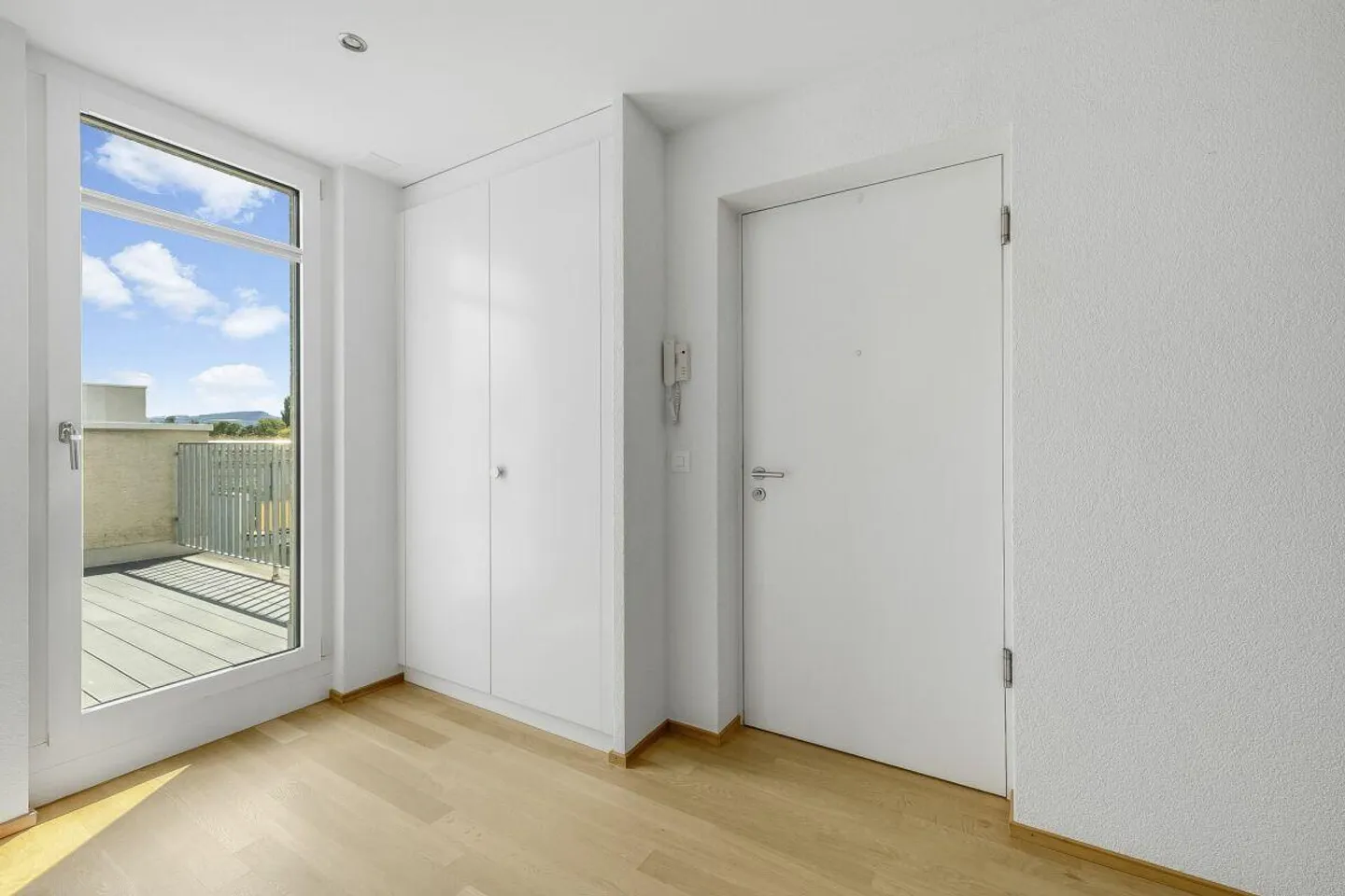 Attico con due terrazze soleggiate in un ambiente verde - Foto 5 di 13